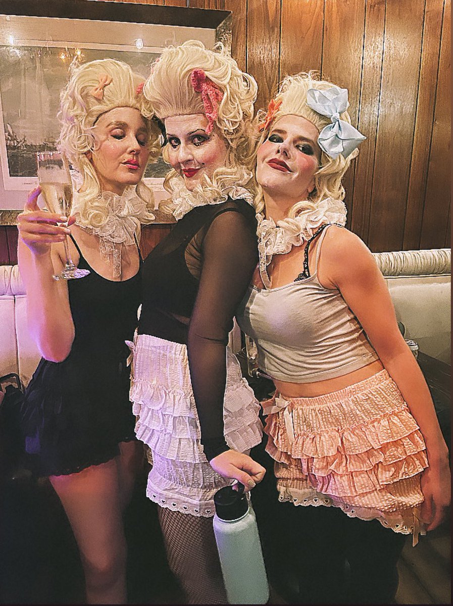 TheBlushes tweet media