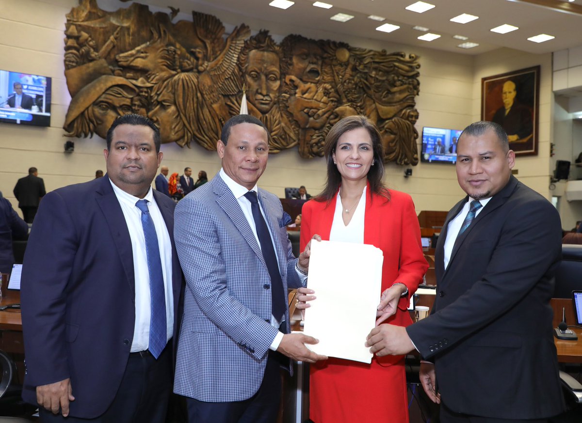 A fin de contribuir al desarrollo integral del estudiante, a través de la práctica y enseñanza de habilidades y competencia de debate, el HD. Héctor Brands, presentó la iniciativa que reconoce el Programa Nacional de Enseñanza en Debate.