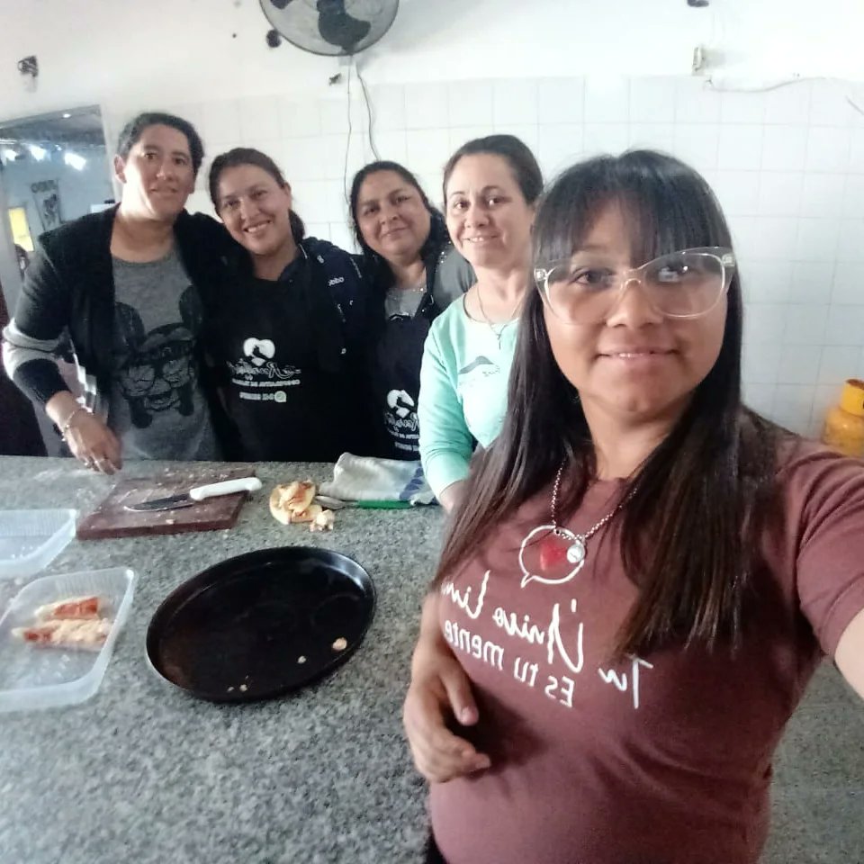 Hoy en la Vecinal junto a la Cooperativa La Revoltosa, vecinas y vecinos e instituciones se presentaron junto al Jefe de gabinete de @MinTrabajoAR <a href="/robertosukerman/">Roberto Sukerman</a> cursos de Formación Profesional en Gastronomía También nombramos Socia Vitalicia de la institución a dos grosas❤🇦🇷