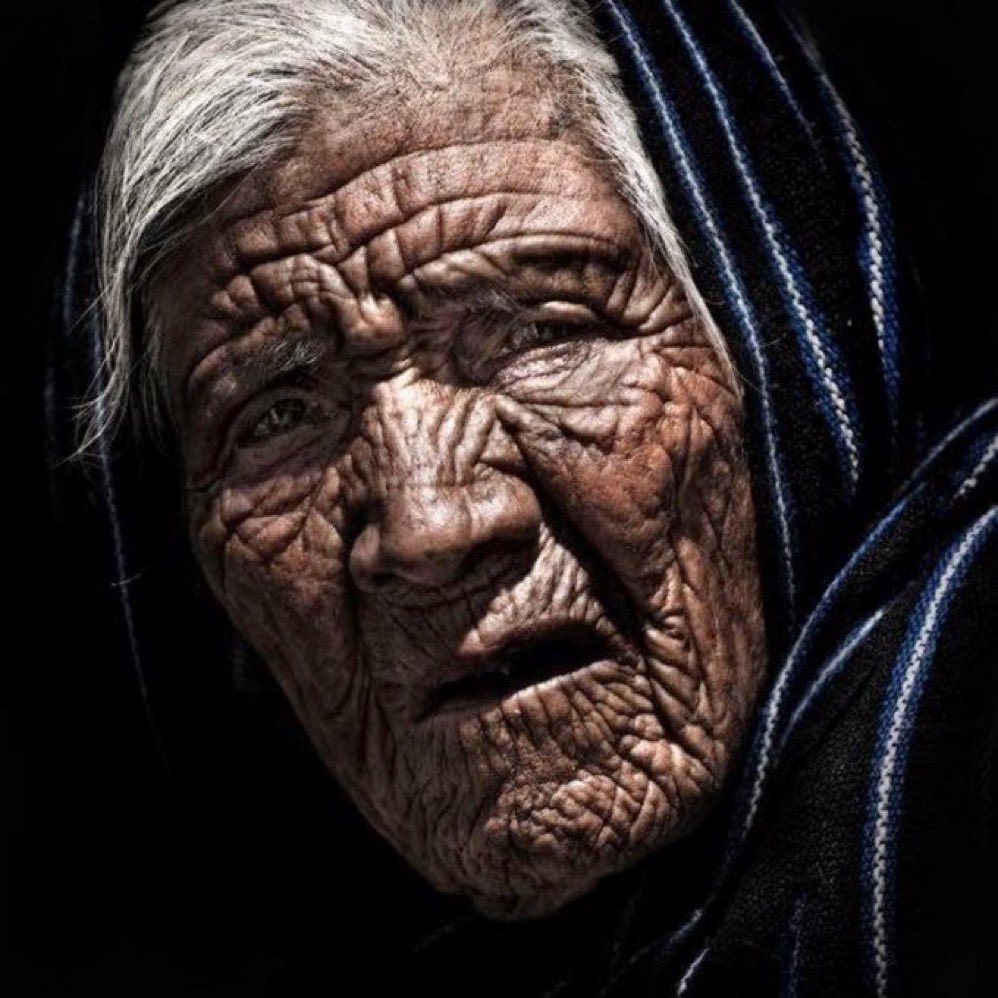 كلما ازداد عمرك كلما أيقنت أن تلك الحياة لا تستحق كل ذلك التأثر ، ترحل مصاعب وتأتي غيرها ، تموت ضحكات تولد أخرى ، يذهب البعض يأتي آخرون ، هي مجرد حياة ."