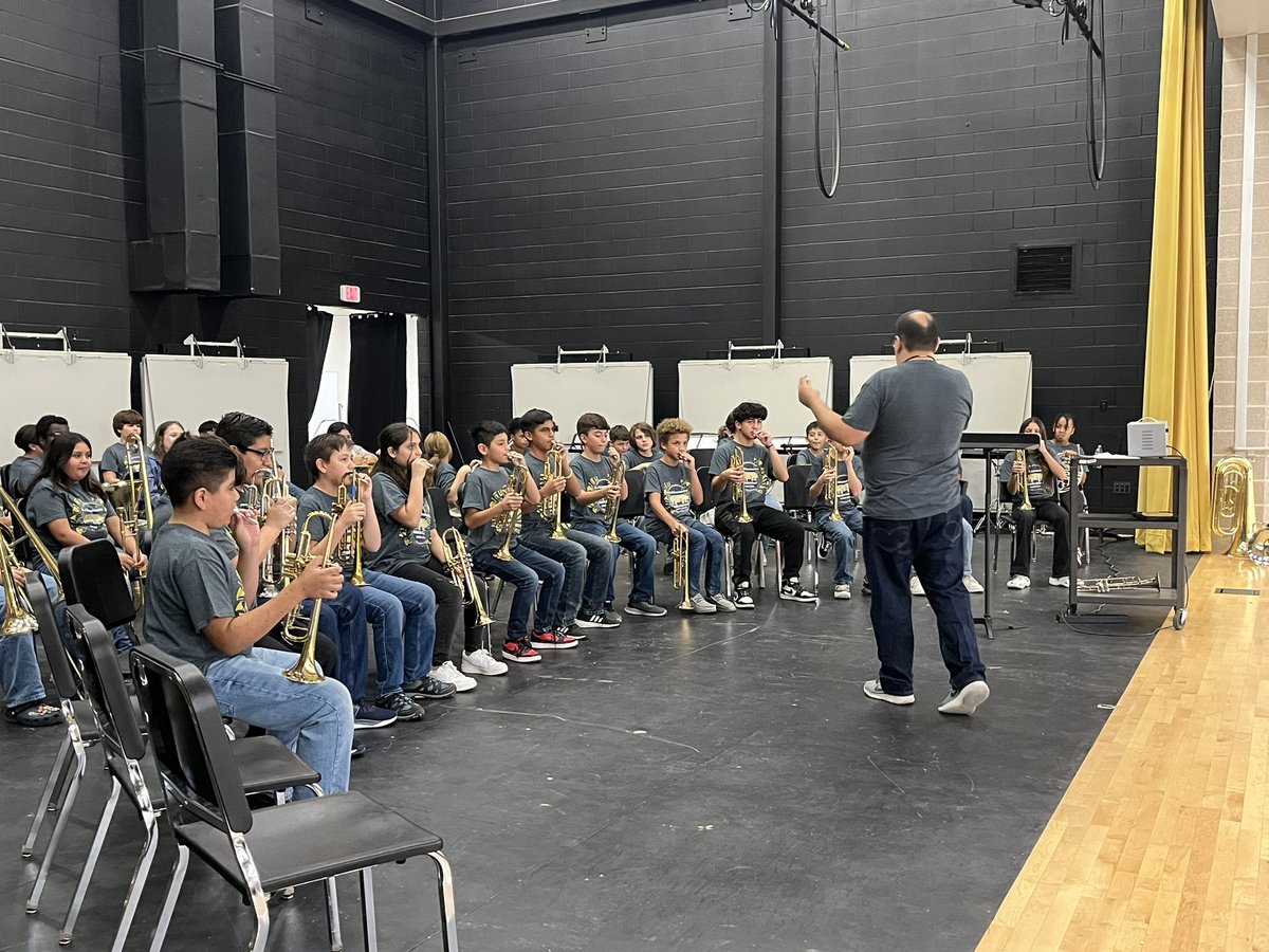AJBtoroband's tweet photo. Beginner Demonstration Concert! Brass are up next, showing us their tonguing exercise on mouthpiece and on instrument. (1/2)
#MusicforAll #BeginnerBand #FirstConcert https://t.co/QcMyl3QrX4