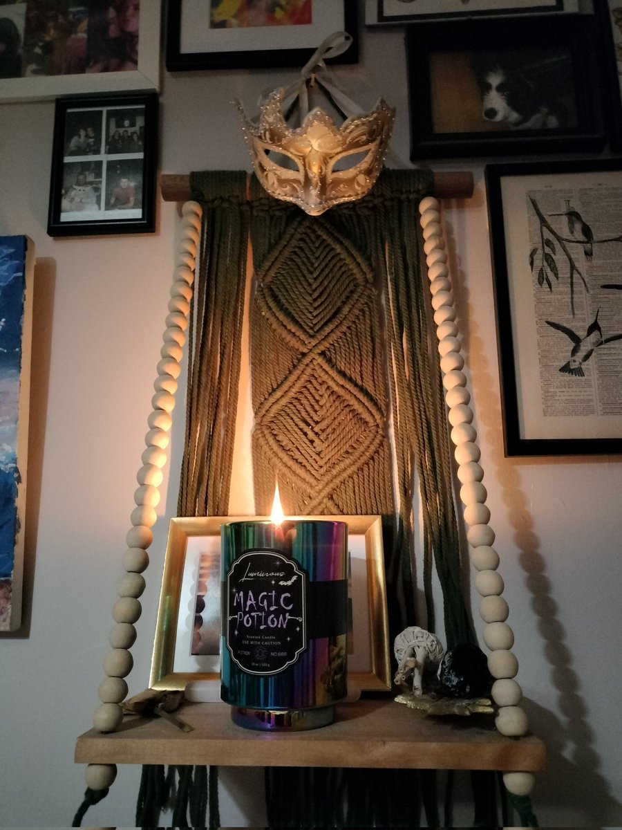 Tray__c's tweet image. I got a new Halloween themed candle, I am happy 🥰