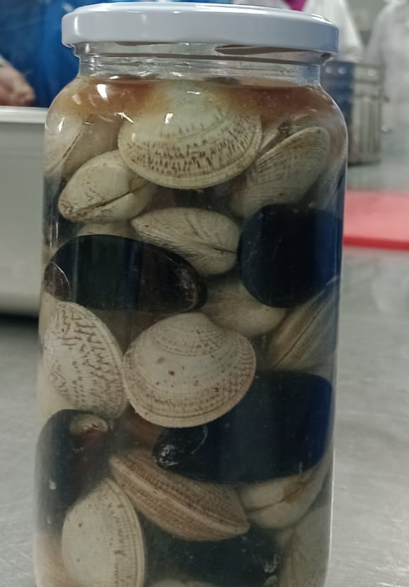 patymarchant's tweet photo. Unas ricas conservas de mariscos elaboradas por Elaboracion Industrial de Alimentos, Liceo Bicentenario Insular. https://t.co/Bkx6YbglSM