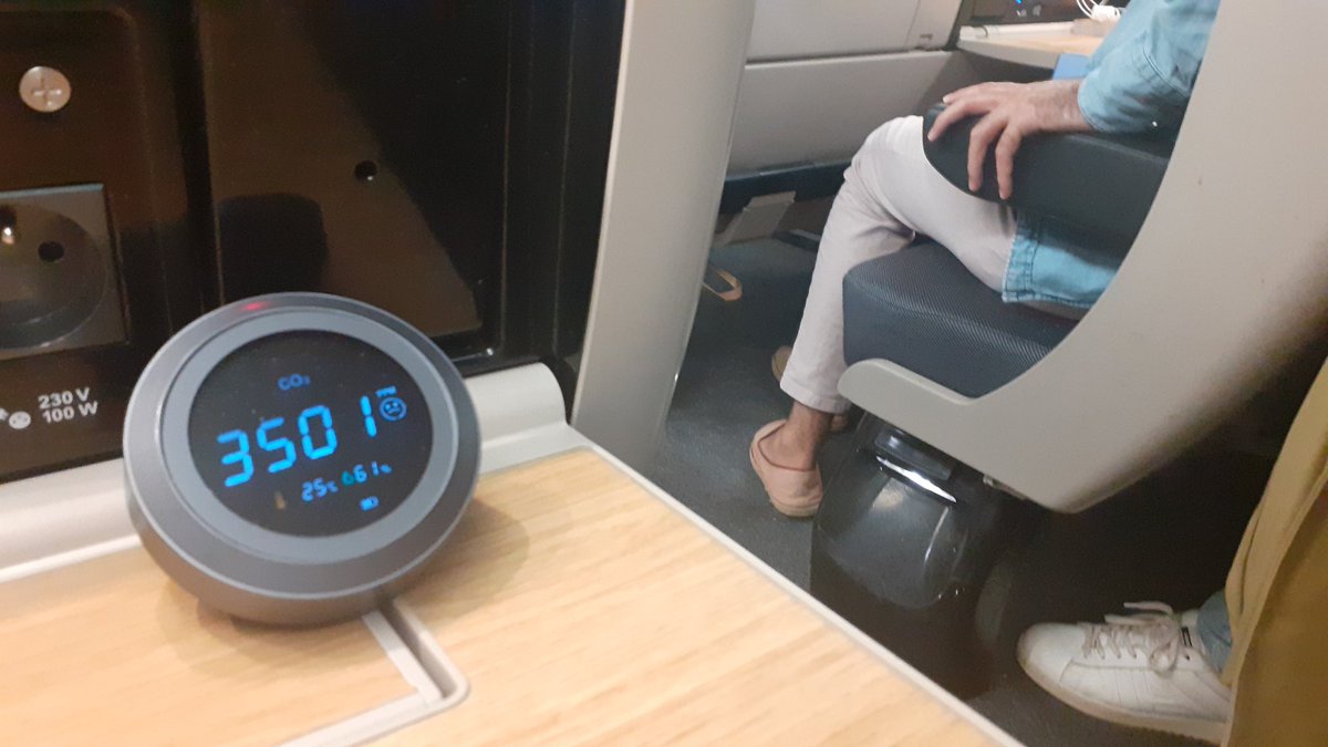 Mon chéri <a href="/SNCFVoyageurs/">SNCF Voyageurs</a> y'a encore un peu de boulot à faire pour assurer la sécurité sanitaire de tes voyageurs et salariés.
Et tu sais quoi ? On ne parle même pas de #punaisesdelit 

Qualité de l'air intérieure correcte = <700PPM CO2