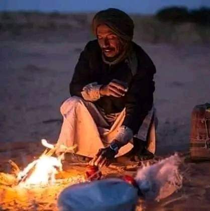 أحباب قلبي فرق الدهر بيننا

مارت عن ماهي دار ....دار الدنية، قفار
 تعگب زاد وتمرار .... وكصيفْ اتواليهَ  
ولاهي دار استقرار .... ومتين اتعسريهَ 

لحباب الطيت ازمين  .... كنت اترَاهم فيهَ 
مافيهم تاو اثنينْ....يللعگلل اعل جيهَ

 مصدق ذ العافية