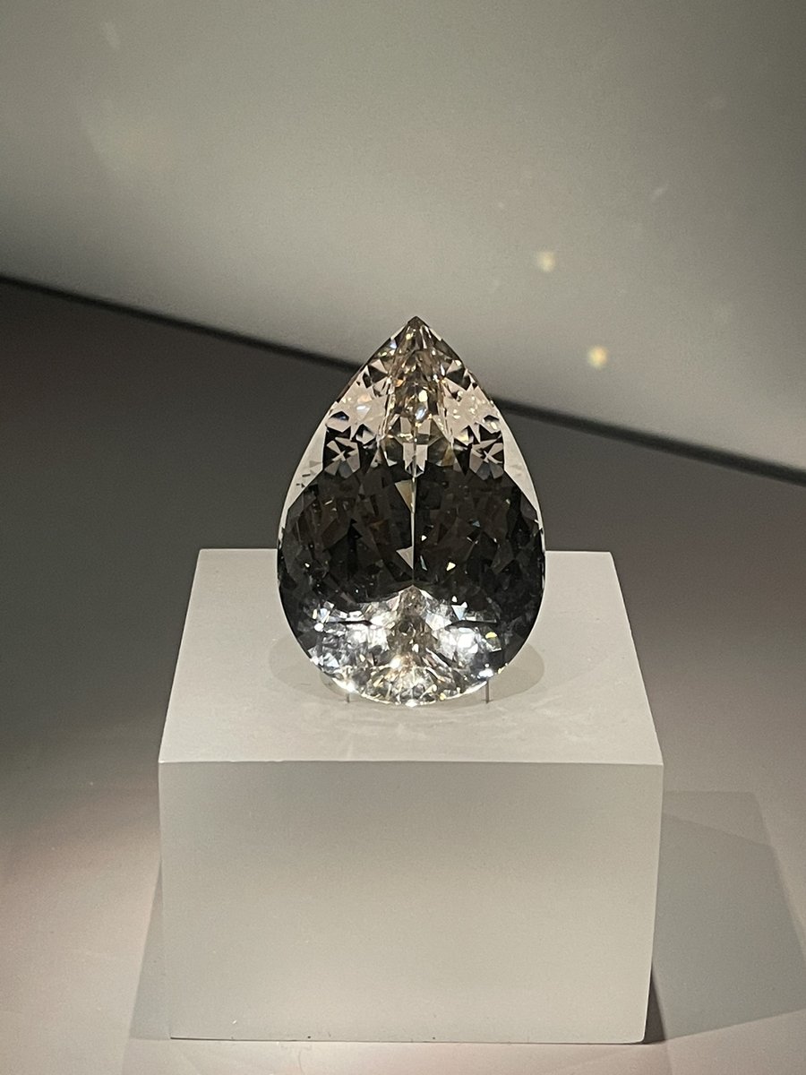 Gemstones are wonderful gifts from nature, sparkling with rich colors and light. They are treasures from the depths of the earth. They have taken on such beautiful forms after tens of millions of years of pressure and temperature changes.