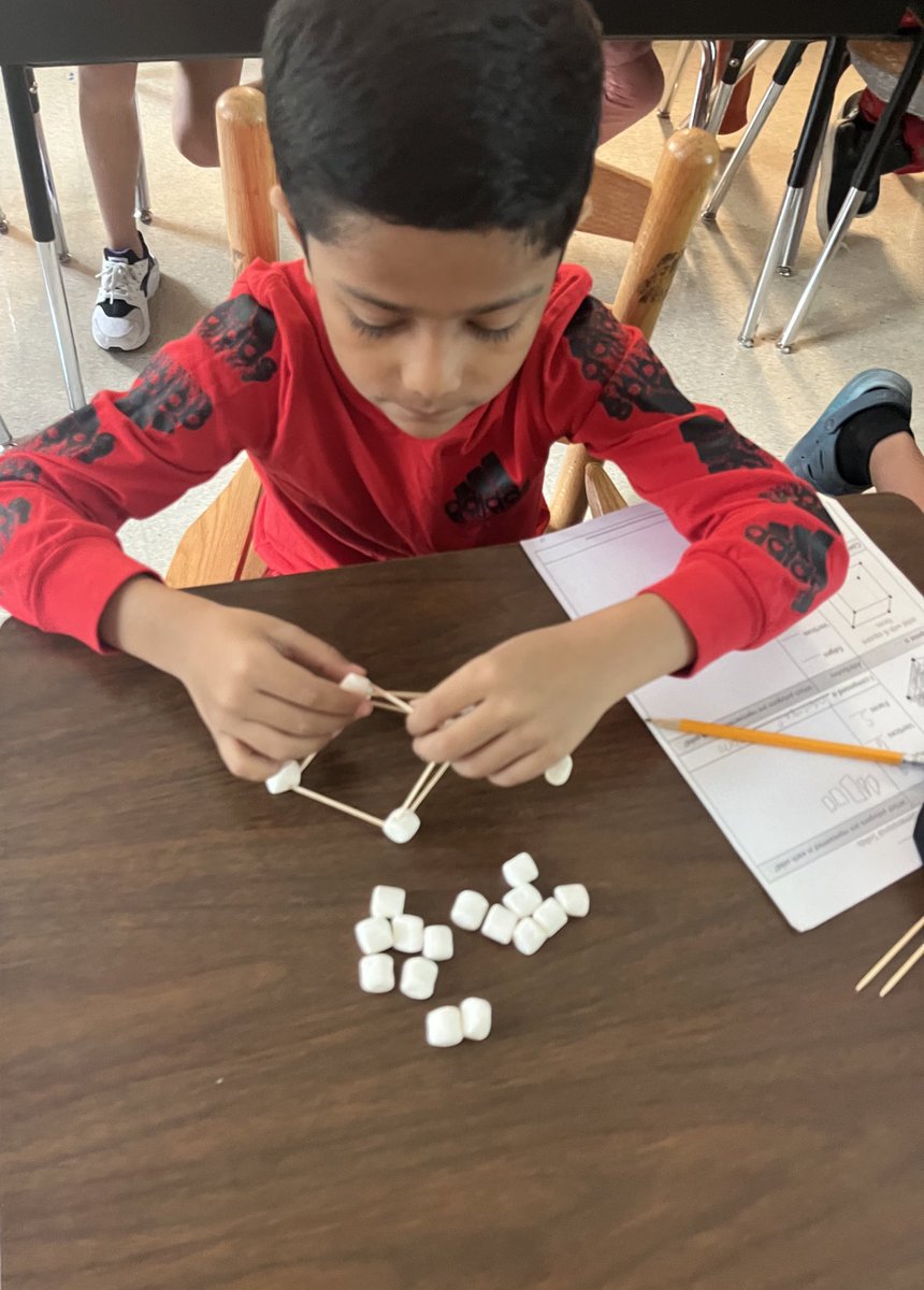 amberrtorres's tweet photo. Today our 2nd graders were identifying their 3D attributes! 👷‍♀️👷 https://t.co/5l3Z6Ipg1V