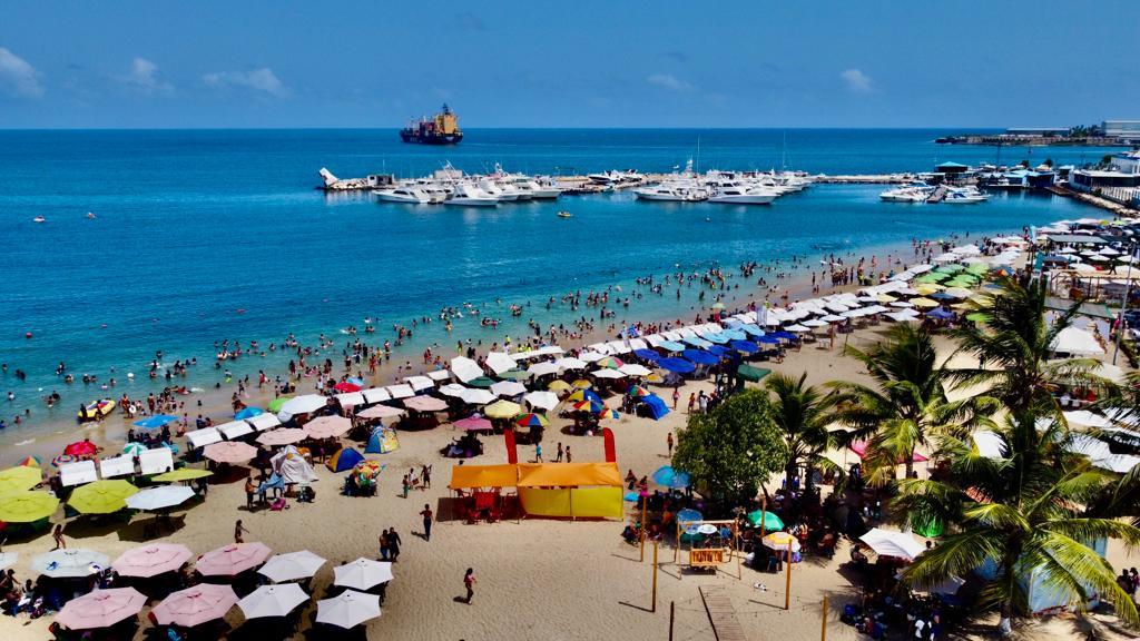 N3570RJ94's tweet photo. Básicamente Playa Sonrisa en Puerto Cabellos invadida por los tolderos de los restaurantes, que monopolizan espacios públicos para el mercadeo obligado de sus productos...

Tufo a ilegalidad de empresarios parásitos que viven de lo público sin pagar el más mínimo impuesto. https://t.co/6dJgJFwvjg
