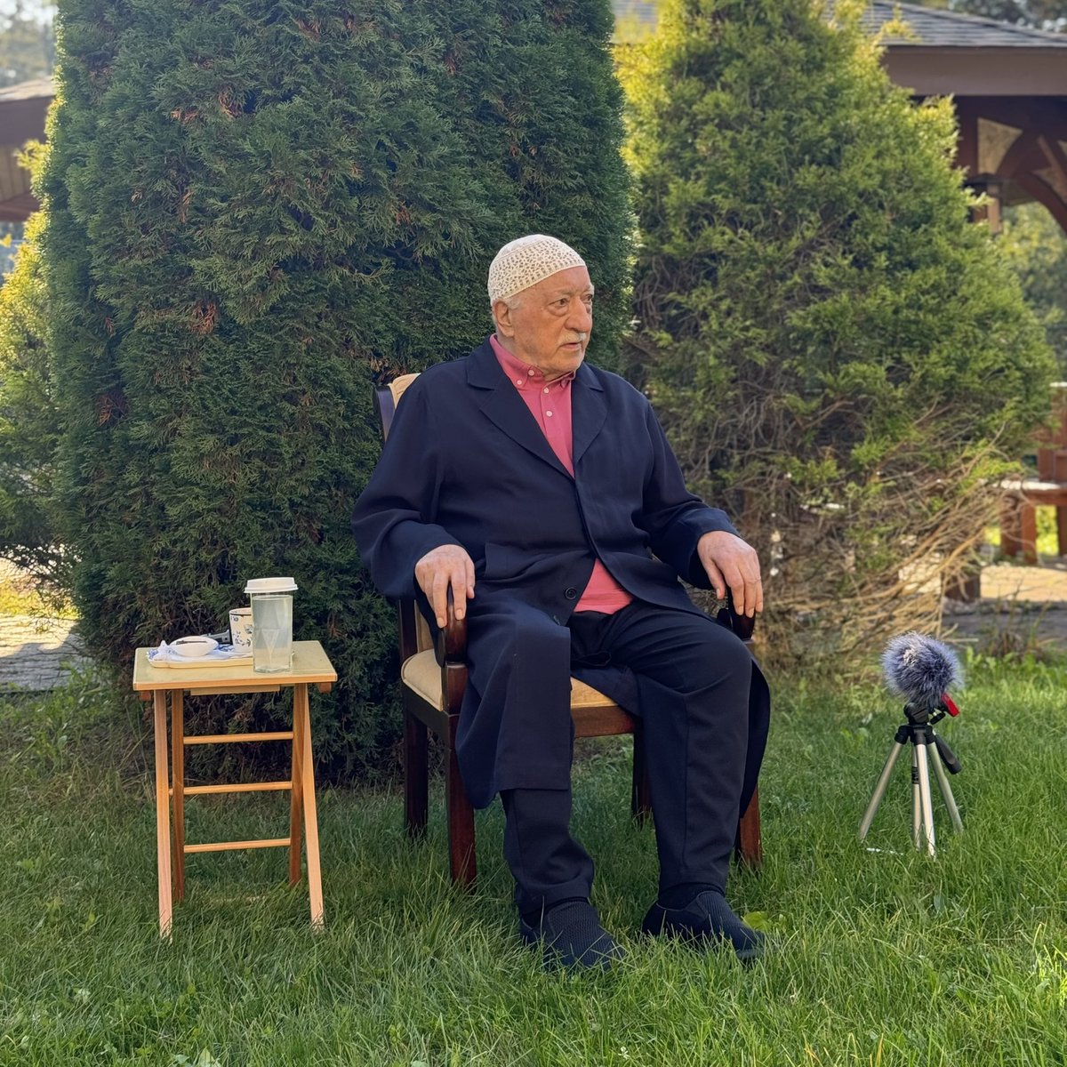 Herkul_Nagme's tweet photo. Prof. Alex Morel Beyefendi “Fotoğraflarla Hizmet Hareketi” konseptli kitap çalışması vesilesiyle birçok ülkede hizmet hareketine ait fotoğraflar çektikten sonra kitabını tamamlamak için Muhterem Hocamız’dan bir kaç kare için ricada bulunmuşlardı. Hocaefendi gayretleri sebebiyle Prof. Alex Bey’i kırmadılar.