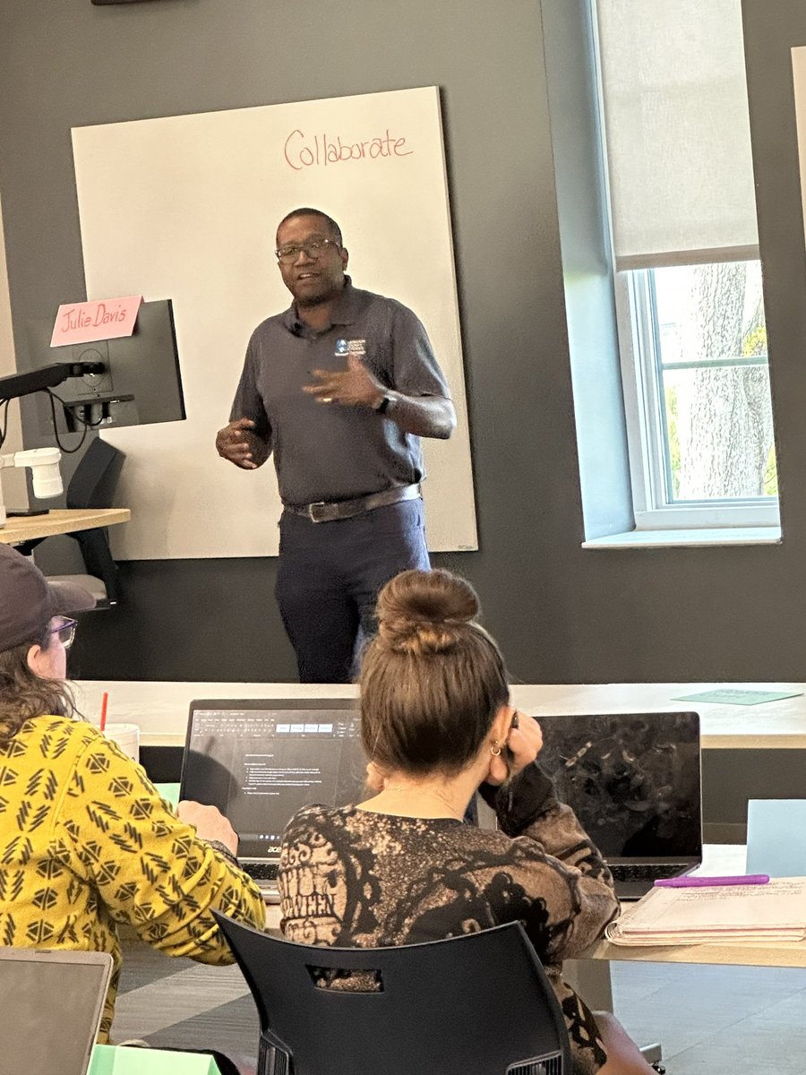 juliedavisEDU's tweet photo. So thankful for educators that will come share about their favorite tech tools with my EDUC 4170 Technology and Learning students! Find your tribe! #chaedu #GoMocs https://t.co/hRo3JEd4hJ