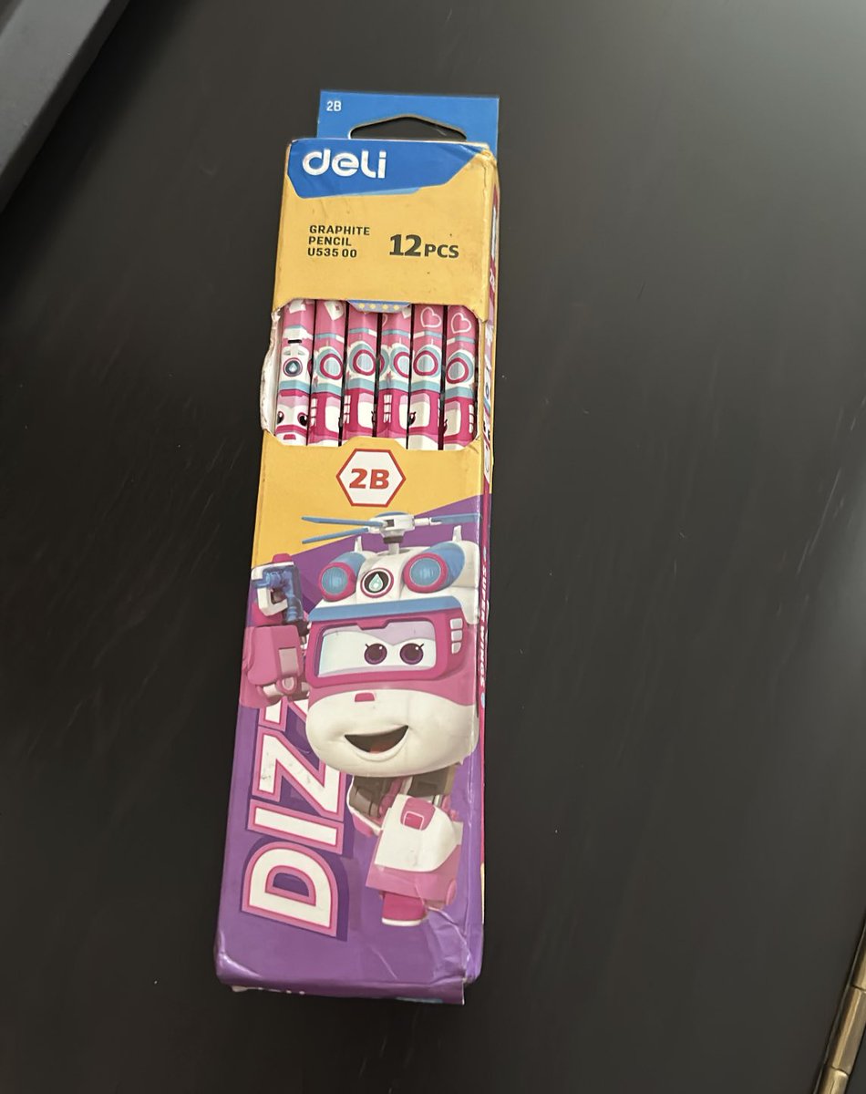 apayahcel's tweet photo. tolong dong ini gmn ya? masa blind bag aku yg gemes spt ini, diganti sama pensil deli??!?!?!! hrganya ga sebanding bgt anjir, aku udh complain malah gaada balasan👎👎👎 @jntexpressid https://t.co/1kzAP1bOlT
