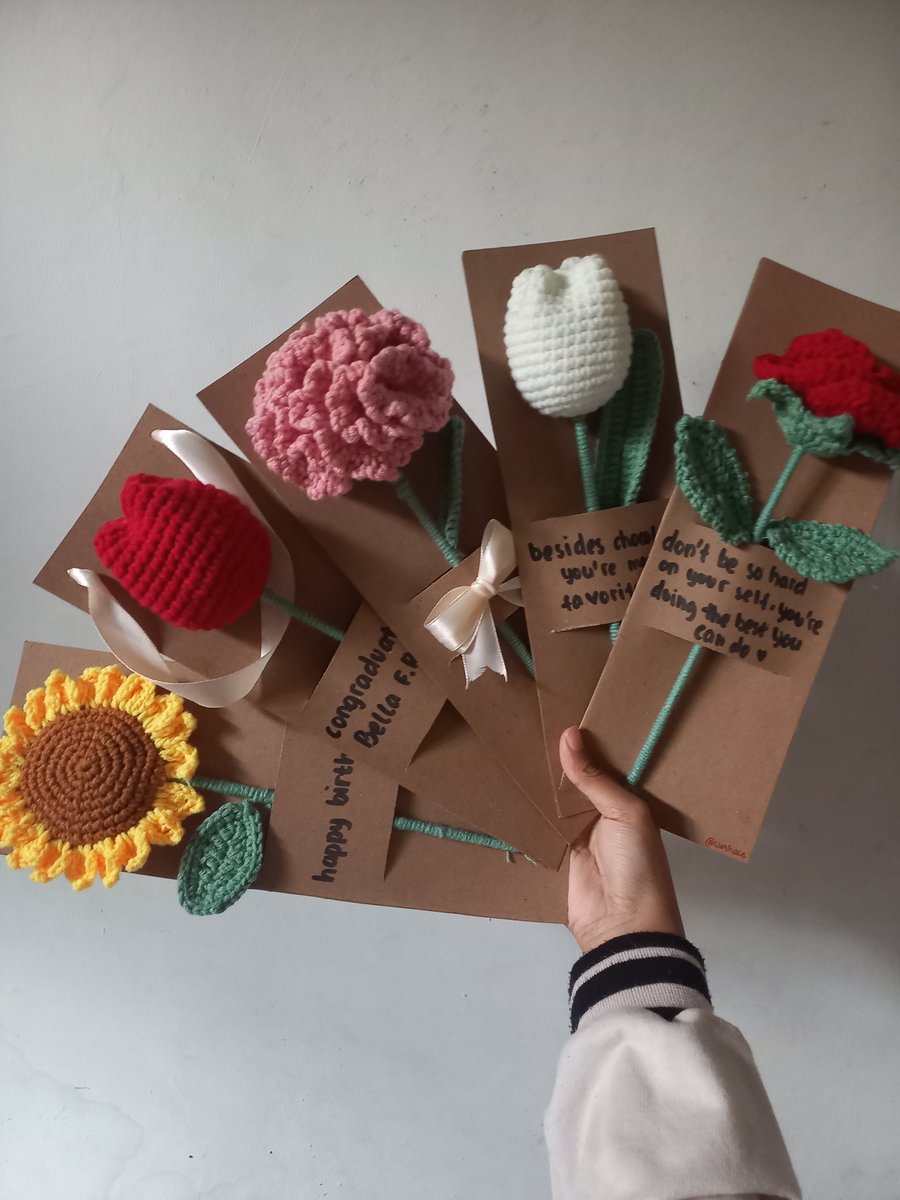 sunhace's tweet photo. aku mau share produk handmadeku yang gemes, awet dan cocok banget buat yang tersayang atau self reward, yang pasti terjangkau 🥺‼️

yes BUNGA RAJUT 🌸🌷🌻

save dulu aja buat nanti kalau butuh 🩷

details ada di thread bawah ini ⏭️ https://t.co/j3Gz1e7ldq