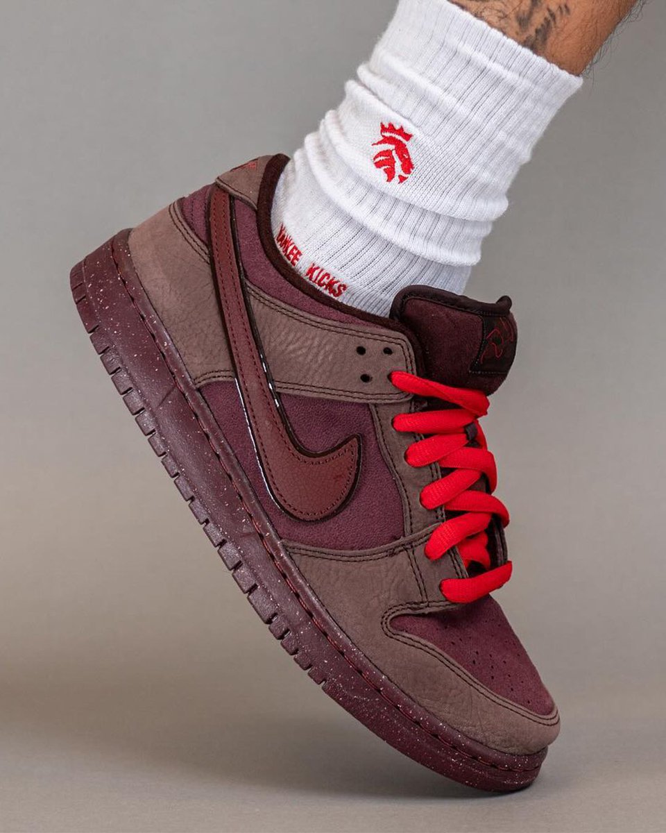 SneakerNews's tweet photo. ON-FOOT LOOK: Nike Dunk  Low "Valentine's Day" ❤️ https://t.co/VpM7mPQo9W