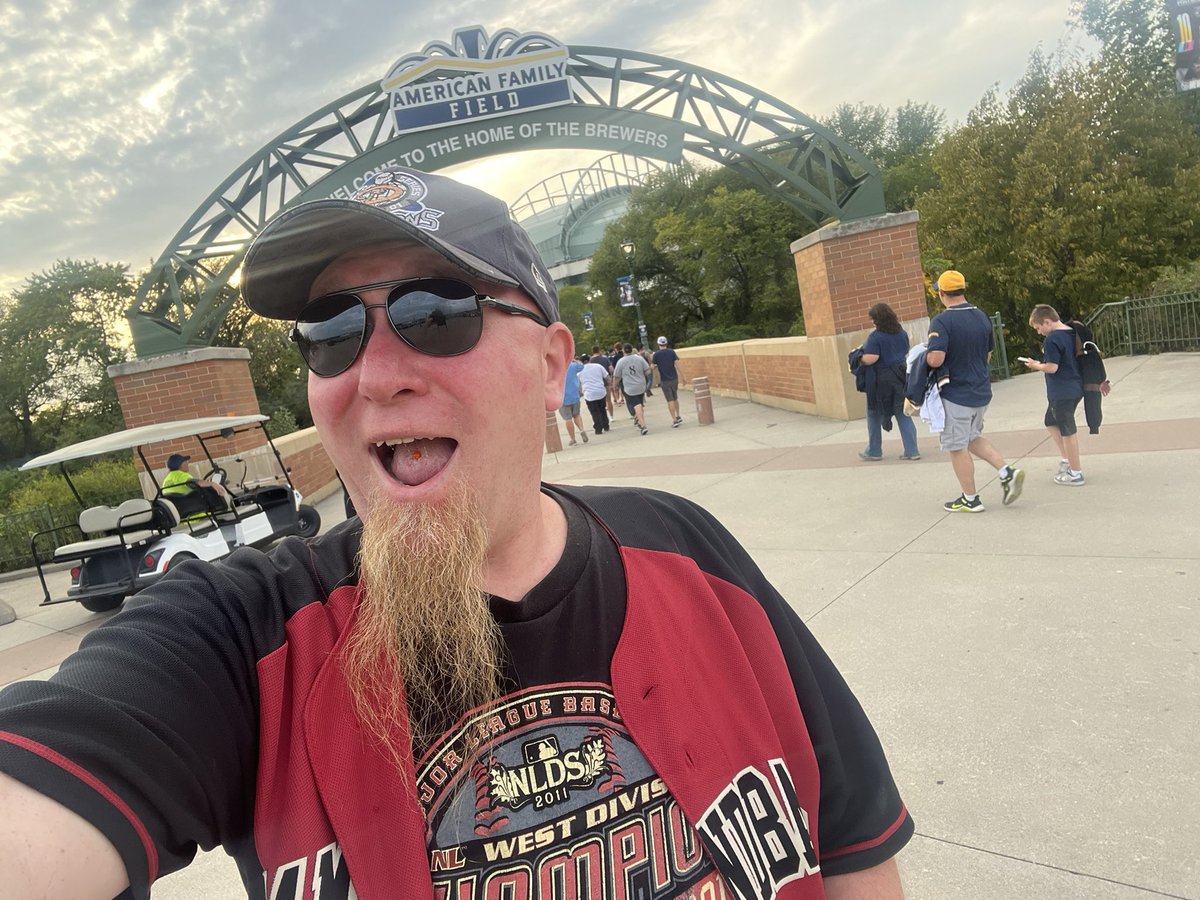 MOTMJP's tweet photo. Red in a sea of blue
#diamondbacks #playoffs #baseball #mlb #brewers #dbacks #motmjp https://t.co/mwhCRBcsvQ