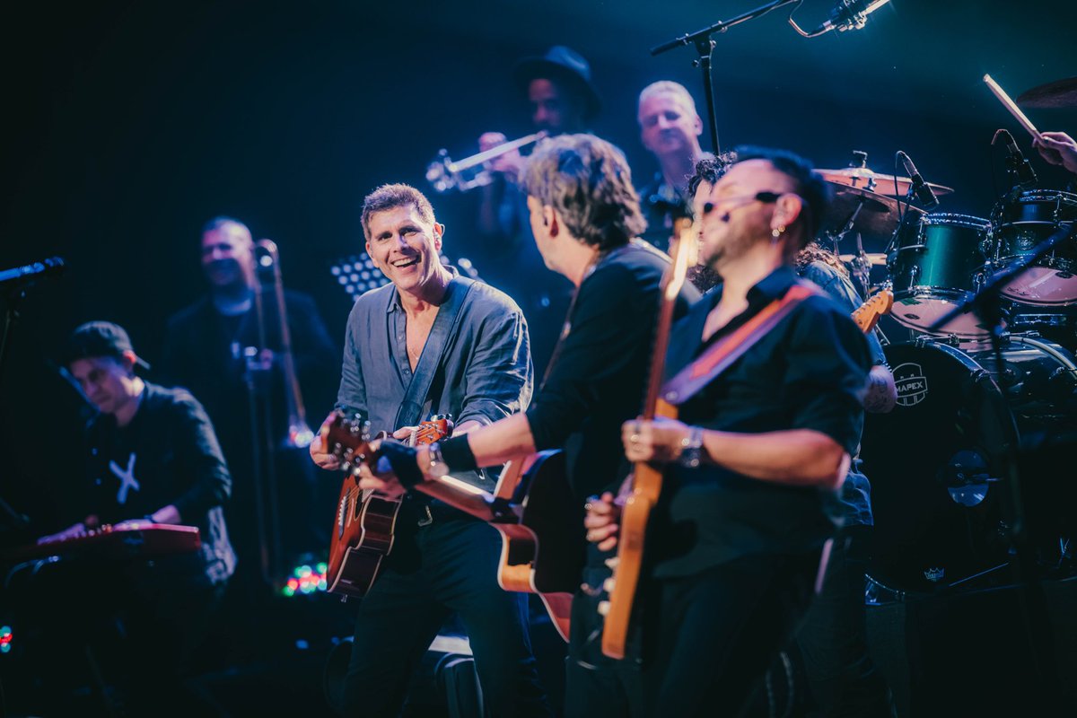oliverdog's tweet photo. Que momento más increíble vivimos en el Gran Teatro Nacional de Lima cantando 'Tus huellas entre las mias' con @ManoBarrios  🙌🏼 
Qué honor tocar a tu lado… la rompiste!💥 Gracias por acompañarme este día tan especial! 🙏🏻
#HeVueltoaCasaTour

📸 @fmedinaeffio https://t.co/hmOXmIzHea