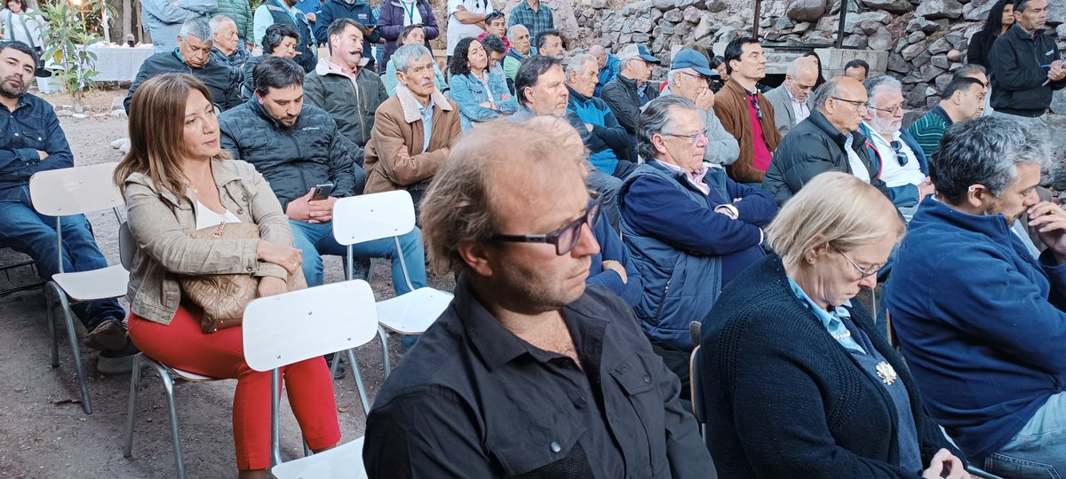 MinagriCoquimbo's tweet photo. 🟢 En #EmbalsePuclaro, @SeremiCAlvarez y Dir. Ejec. de la @CNRCHILE Wilson Ureta, se reúnen con regantes y presidentes de canales de la cuenca del #RíoElqui, para asumir compromisos que permitan mitigar la emergencia hídrica y explicar los alcances de la Ley de Riego 21.597💧 https://t.co/w6xCmdZU4i