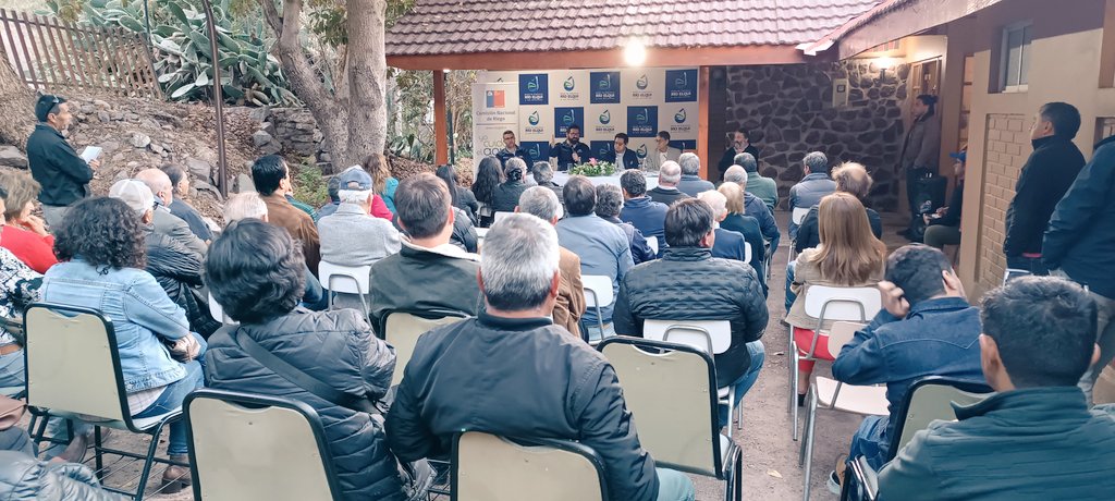 MinagriCoquimbo's tweet photo. 🟢 En #EmbalsePuclaro, @SeremiCAlvarez y Dir. Ejec. de la @CNRCHILE Wilson Ureta, se reúnen con regantes y presidentes de canales de la cuenca del #RíoElqui, para asumir compromisos que permitan mitigar la emergencia hídrica y explicar los alcances de la Ley de Riego 21.597💧 https://t.co/w6xCmdZU4i