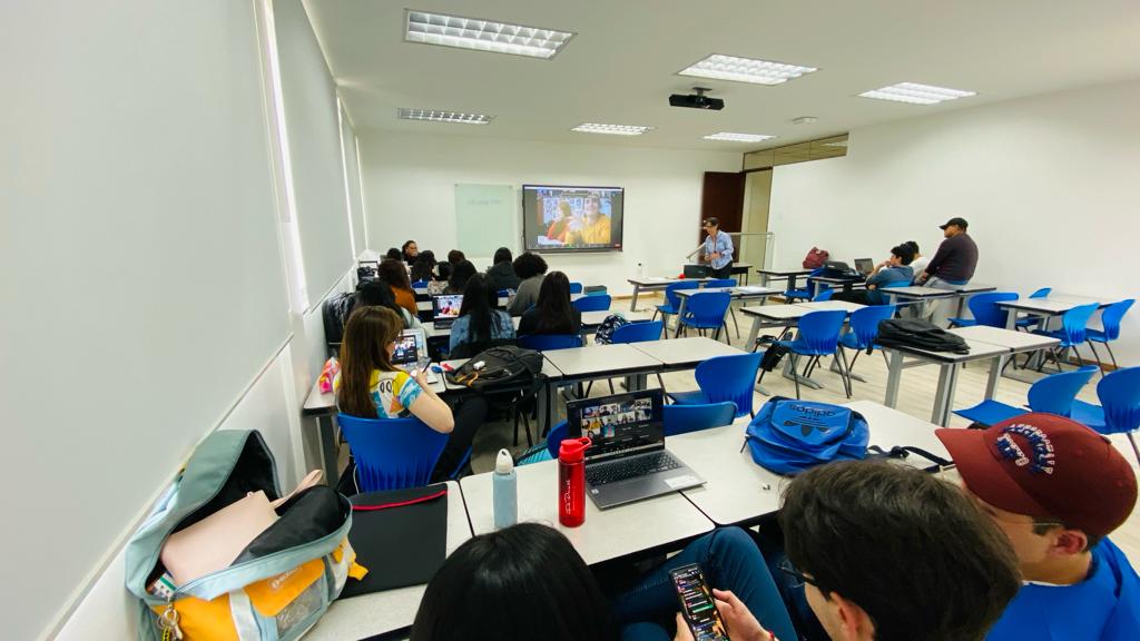 vyepezr's tweet photo. Hoy arrancó el #COIL @ucsf 🇦🇷y @PUCE_Ecuador 🇪🇨 con el curso Universidad Laudato Si'. Fantástica experiencia 👌
Rompimos el hielo conversando de #comida, #deportes y #cantantes, conformamos #grupos internacionales, que trabajarán juntospor nuestra #CasaComún @PUCEGlobal https://t.co/BBzqVUGnzX