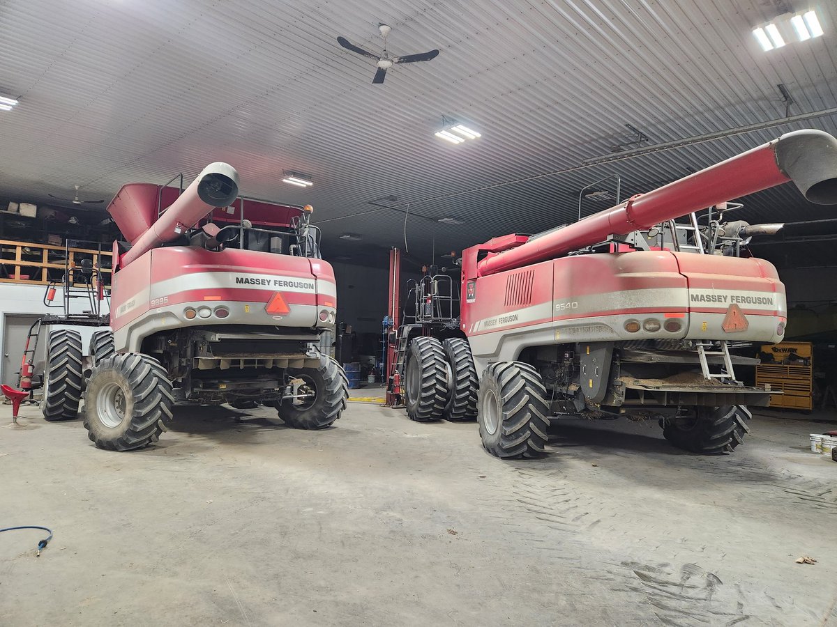 gdf_justin's tweet photo. Girls r in for the night. One more field of beans after the rain then into high moisture corn!! #NK https://t.co/3Smh4bTnAB