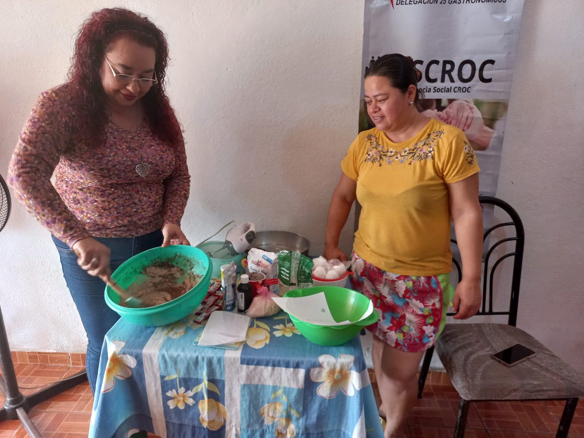 MauCasBol's tweet photo. Continuando con la #ASCROC por parte de @croc_apst y la @CROC25_Tab, en colaboración con @COIXEL el día de hoy en la R/A Río Viejo 2da Sección, se impartió la Master Class de Pastelería de Brownie, con el objetivo de cuadyuvar en la mejora de la economía de los hogares. https://t.co/zYFPHWrKeK