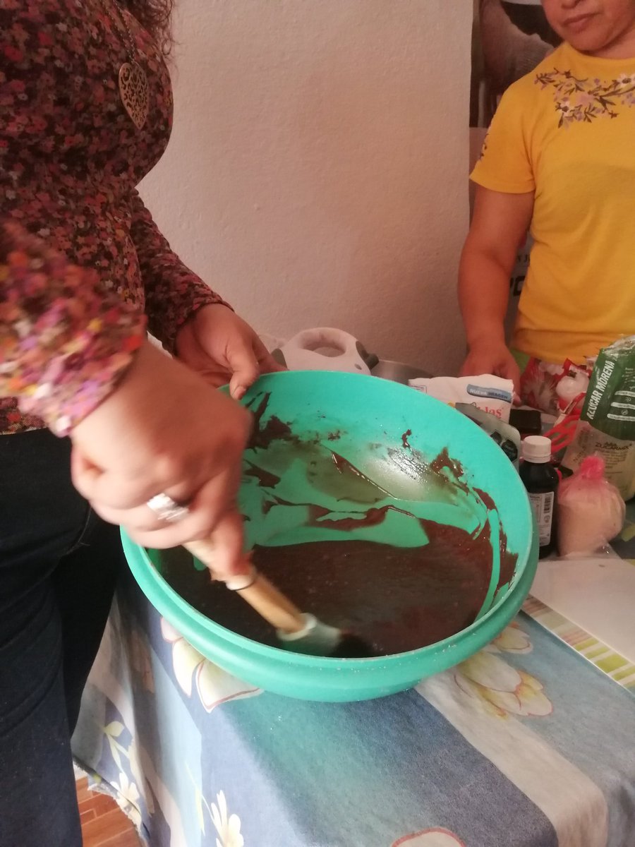 MauCasBol's tweet photo. Continuando con la #ASCROC por parte de @croc_apst y la @CROC25_Tab, en colaboración con @COIXEL el día de hoy en la R/A Río Viejo 2da Sección, se impartió la Master Class de Pastelería de Brownie, con el objetivo de cuadyuvar en la mejora de la economía de los hogares. https://t.co/zYFPHWrKeK