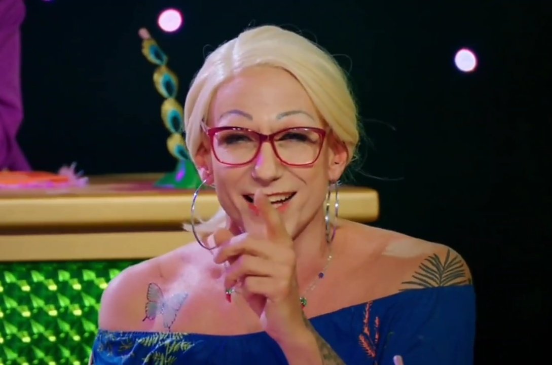 Geannliima's tweet photo. NÃO FODE!! SE LIGA, HEIN!! 

Betina Polaroid merecia ter tomado HIGH no lugar da Miranda Lebrão. A gata super entrou no personagem e foi super fiel. Não mereceu o Safe. #DragRaceBrasil 🇧🇷 https://t.co/zwo2mWMHNO