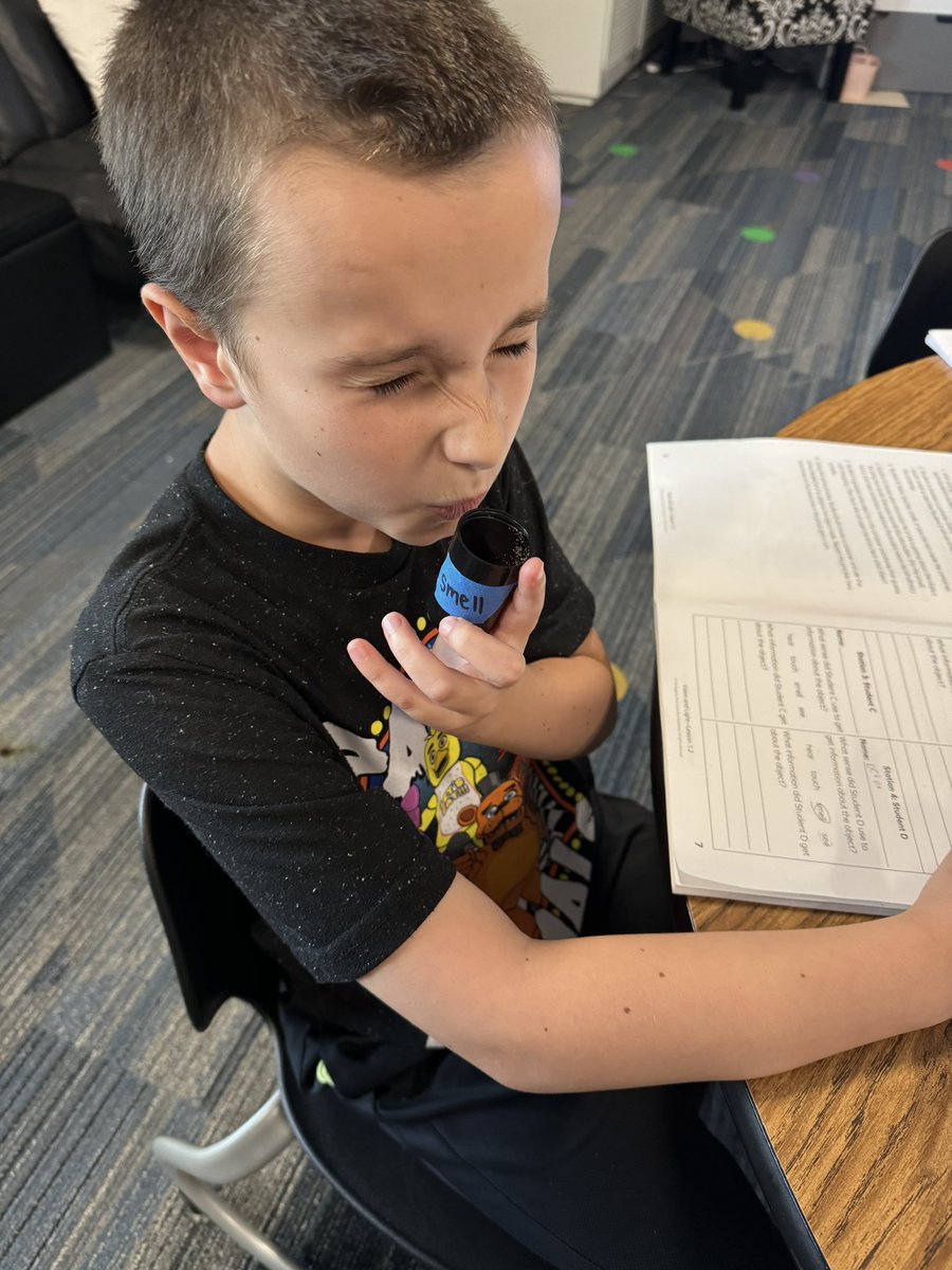 How do animals use their senses to get information about their environment? 4th graders are finding out! 👃🏽✋🏼👂🏾👁️