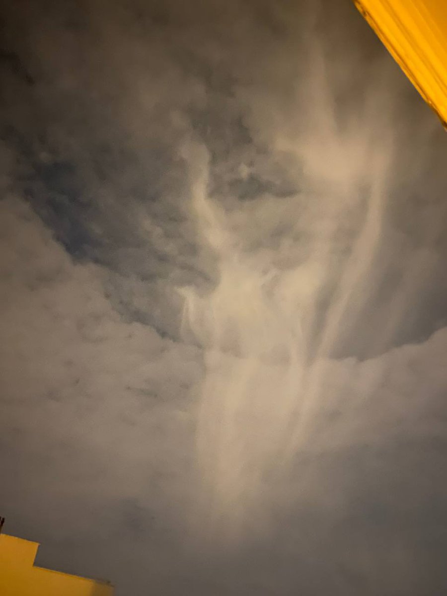 JBPresse's tweet photo. @KeraunosObs trou de virga ce soir au dessus de Paris https://t.co/8pOFq0km8Q