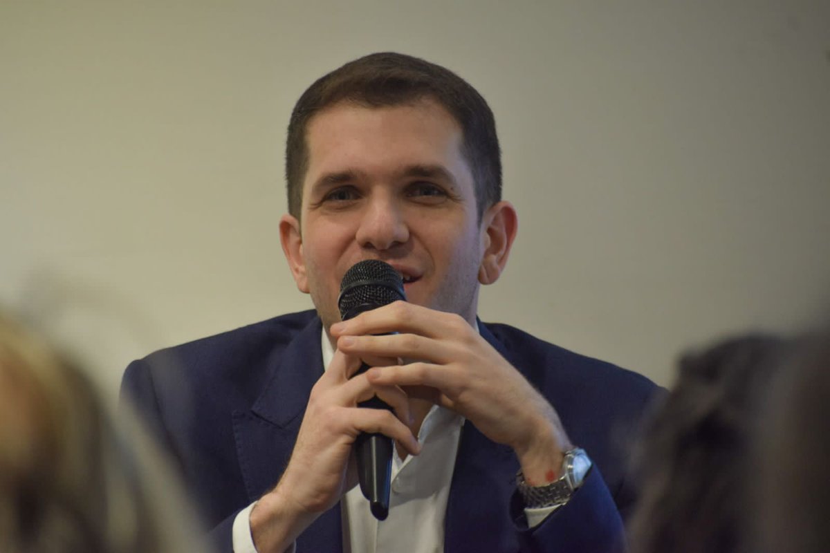 Pais_Productivo's tweet photo. Postales del evento "Argentina, ¿al borde de una crisis terminal?"
Las figuras:
👉Belén Lo Russo: socia de @BaigorriaInd, presidenta de AFAC joven.
👉Emmanuel Álvarez Agis: fundador @pxqconsultora, ex Vicemin. de Economía.
👉@andreslerner90: periodista de @Radio10 y @C5N. https://t.co/lt6cJ0reKe