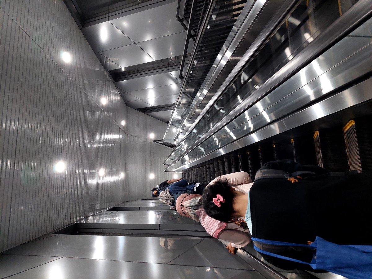 romymomi's tweet photo. Penumpang KRL tertib berdiri di sisi kiri saat naik escalator,  keren kan kita.

#stasiunpondokranji 
#commuterline 
#wargabintaro https://t.co/ppcpSEF3IE