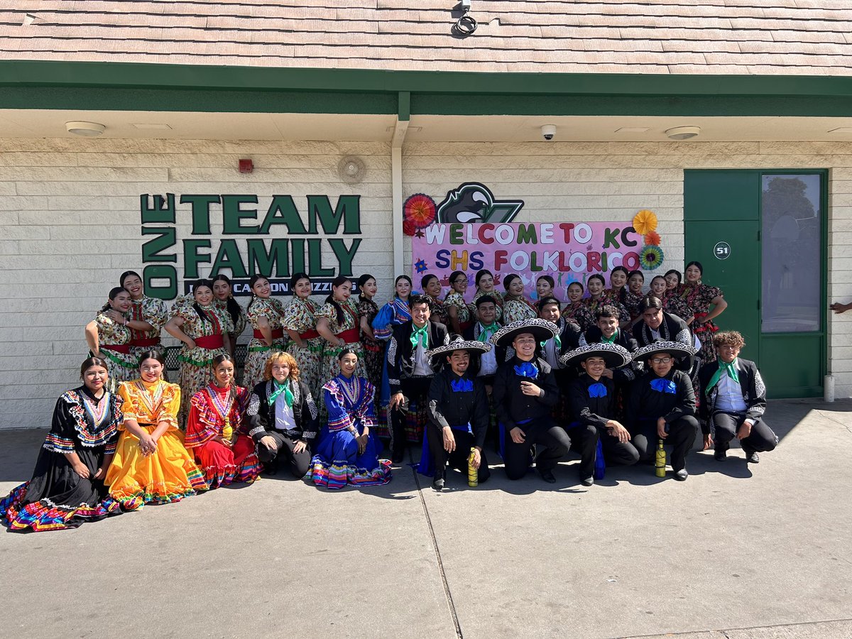 Sunnyside HS Folklorico performing at Kings Canyon MS