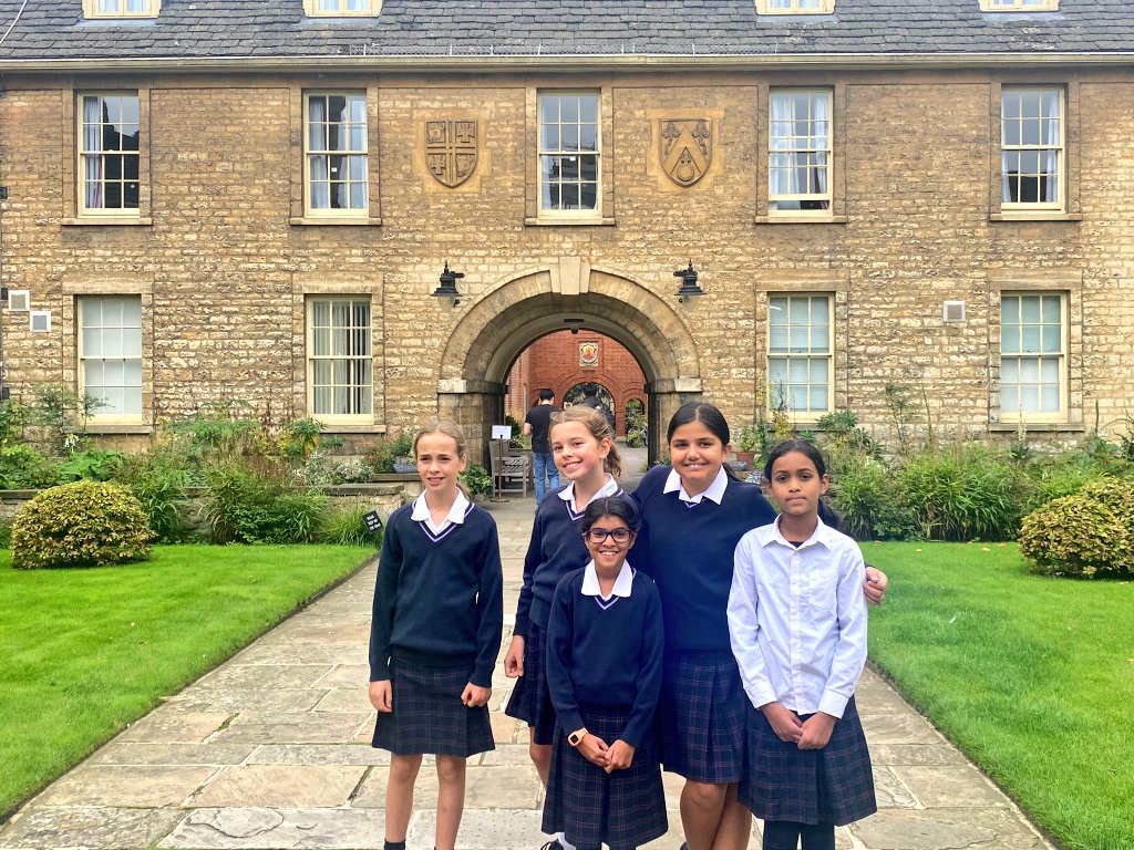 headsydprep's tweet image. What an inspiring day @UniofOxford for the Maths Conference! #Forgeyourownpath Miss Cuthbert was delighted to take some of our Giraffe Girls back to her old stomping ground at Oxford University- inspiring the next generation to aim high #flourishandfly