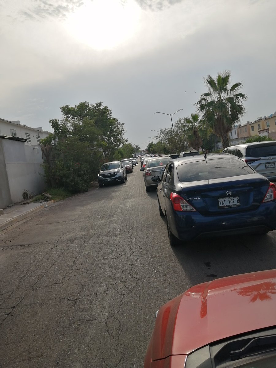 alfonsoapodaca's tweet photo. El fracc Esp Barcelona tiene bardas al final d sus calles, aun cuando NO es una privada.
Esas calles tapadas pudieran desahogar el TRAFICAL que se hace en el Blvd Elbert x la mañana y medio día, ya q tienen salida al Blvd José Limón
@JuandDiosGamez @Noticierista @linea_directa https://t.co/2diJQFQc3E