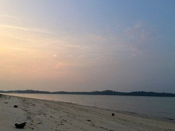 ShellyHayes28's tweet photo. The sea is endless and the sea breeze can blow it away, so I worry about it https://t.co/6TJcjkJUYe