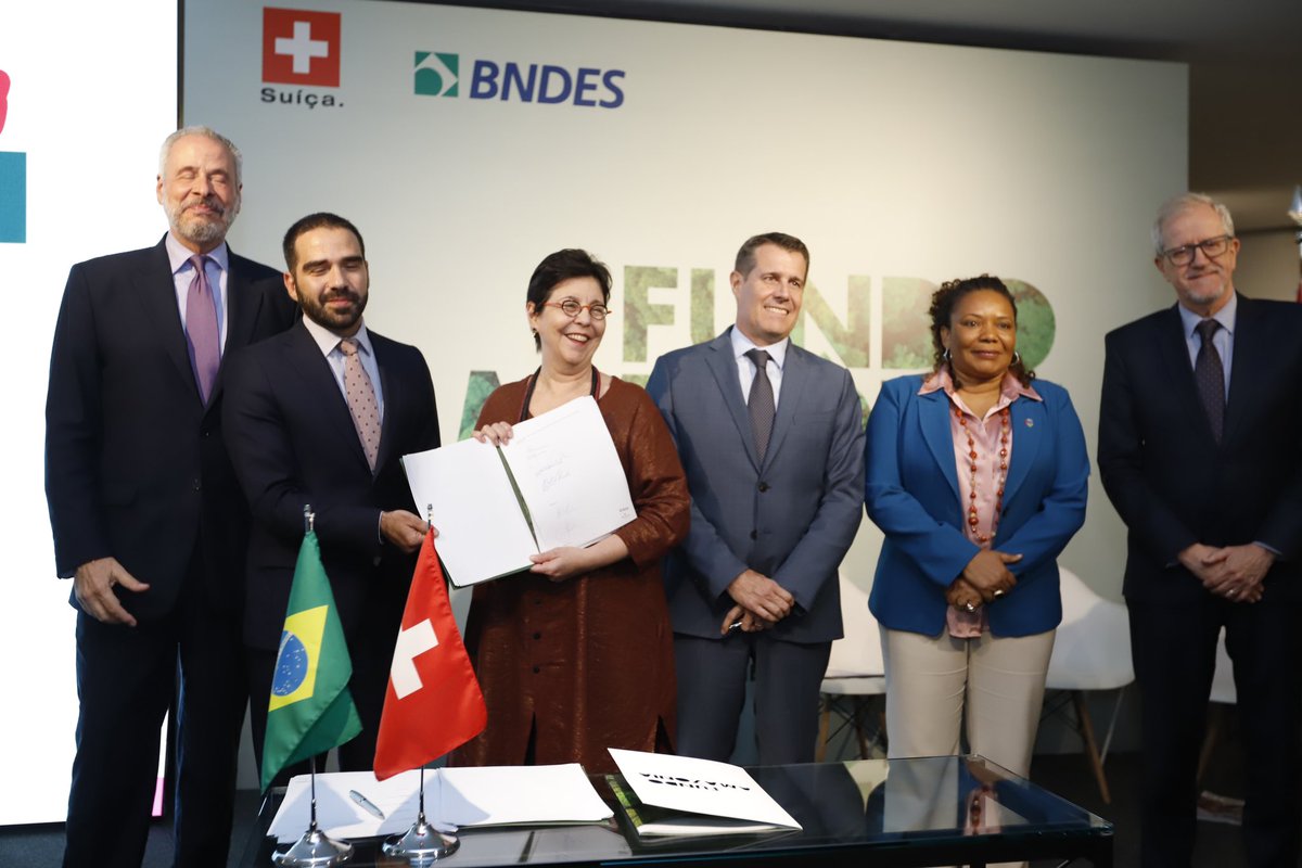 SwissAmbBrazil's tweet photo. Hoje a Embaixada da Suíça teve a honra de receber a Ministra da Cultura @CulturaGovBr @MagaAfroPop e o Secretário-Executivo João Paulo Capobianco @mmeioambiente para a Cerimônia de Assinatura do Contrato de Contribuição da 🇨🇭 ao Fundo Amazônia @bndes. https://t.co/QSfGk7gj3l