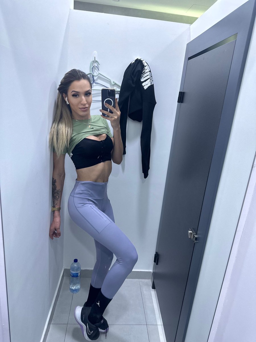 Toda molhada de suor