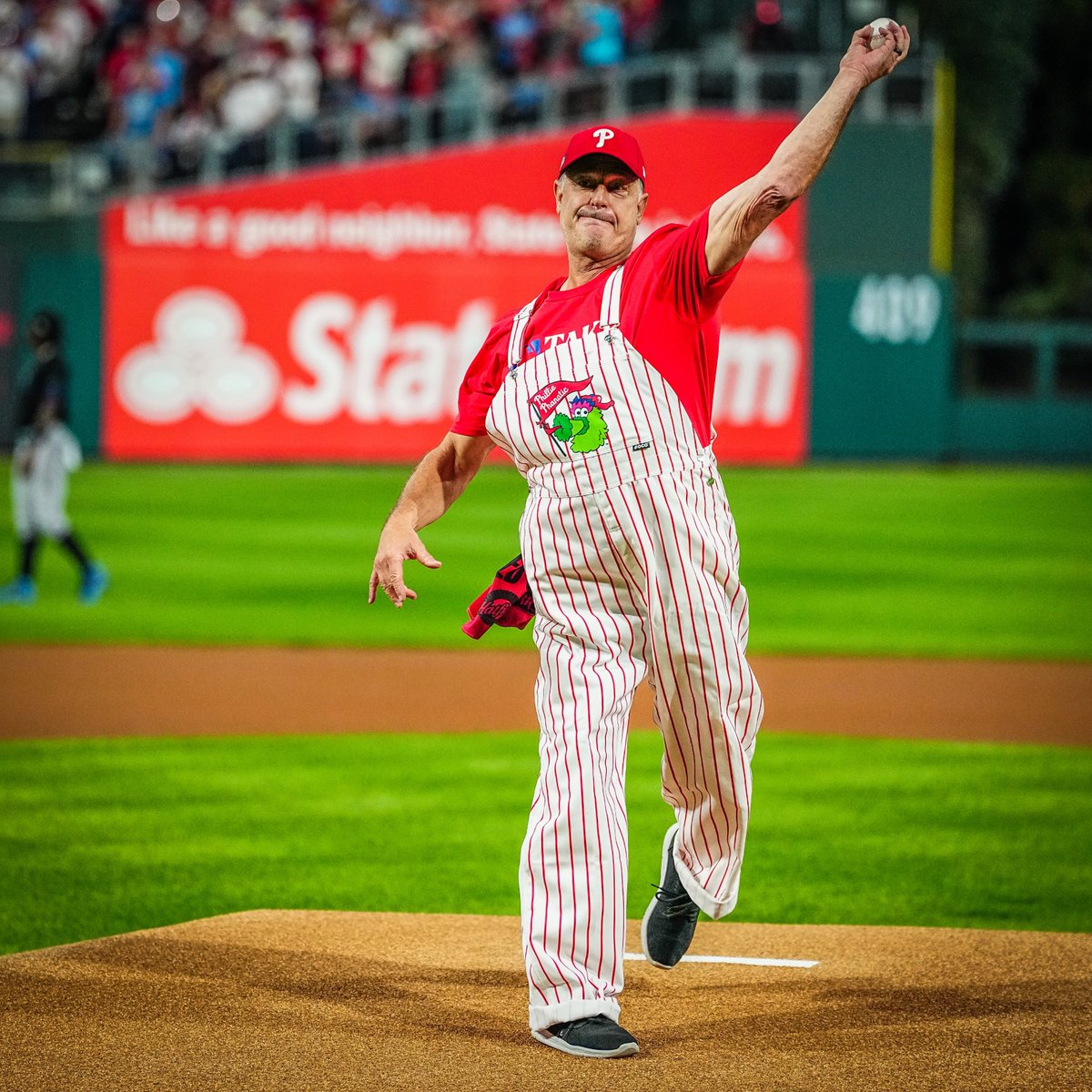 Tonight's first pitch:

The legend Jamie Moyer...in overalls 🔥