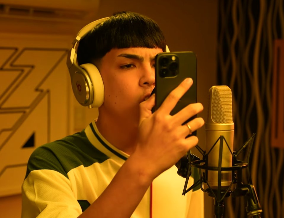 Sabés que la session va a ser buena cuando el artista lee la letra en el celular