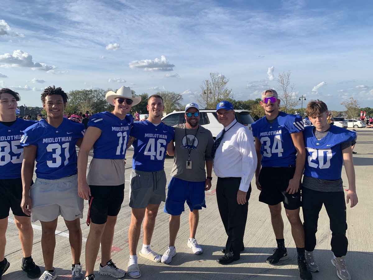 coachwendel1's tweet photo. Homecoming Parade 2023!!  Thankyou alumni association!!  Enjoyed seeing @frogman87 (new superintendent) greeting all Panther extracurricular students today!!! @midlopanthers https://t.co/VQQKlpuA77
