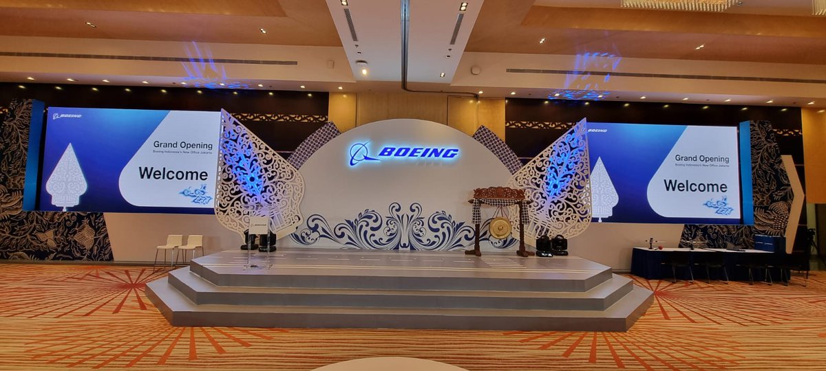GerryS's tweet photo. Akhirnya, Boeing buka kantor di Indonesia!
Buat apa Boeing buka kantor di Jakarta? Apa cuman buat jualan? Nggak lah. Masa cuman buat ngurusin tanda tangan MOU terus? Ya nggak juga!

Kantor Boeing Indonesia akan menjadi hub kegiatan seluruh lini bisnis Boeing untuk Indonesia, tidak hanya pesawat komersil dan pesawat militer, tetapi juga helikopter, roket dan satelit, investasi/diversifikasi supply chain/local offset bagi Boeing, dan lain2.

Boeing tidak melihat Indonesia hanya sebagai pasar yang besar, dimana Indonesia akan menjadi pasar penerbangan komersil nomor 4 terbesar didunia pada 2035. Ini beserta berkembangnya kebutuhan alutsista Indonesia, Boeing tidak bisa lagi hanya melihat Indonesia sebagai tempat jualan.

Kantor ini tidak hanya jualan pesawat saja, tetapi memberikan dukungan pelatihan, pengembangan supply chain, dan kerjasama industri.

Banyak negara-negara lain yang pasarnya lebih kecil dari Indonesia tetapi sudah menjadi bagian dari supply chain Boeing (dan Airbus dan pabrik pesawat lainnya). Pemain konstruksi pesawat pun di Indonesia ada selain PTDI, dan mereka bermain di pasar komponen dan mereka sangat ingin mengambil bagian dari pasar komponen dunia, guna membangun ecosystem industri pesawat terbang Indonesia. Salah satu misi dari Boeing adalah membantu meningkatkan kemampuan dan kualifikasi mereka dalam ecosystem supply chain pesawat di dunia melalui kemitraan, pelatihan, pengembangan, dan lain-lain.

Tentu juga, jika pesanan-pesanan kebutuhan militer kita terealisasi, maka local industri support akan menjadi bagian penting dari deal tersebut. Namun Indonesia sudah tidak bisa hanya tergantung kepada PTDI saja, dimana partnership PTDI sudah didominasi oleh Airbus.
Dengan diprediksi Indonesia akan membutuhkan minimal 1200 pesawat terbang komersil dalam 20-25 tahun kedepan, Boeing dan Direktorat Jendral Perhubungan Udara juga menanda tangani MOU mengenai eksplorasi insiatif memajukan sektor penerbangan Indonesia khususnya pada keselamatan penerbangan, efisiensi dan sustainability. Penandatanganan dilakukan bersamaan dengan peresmian kantor baru Boeing di Jakarta. Intinya buat MOU ini, yuk kolaborasi, jangan sampai pas maju pesat regulator Indonesia keteteran seperti tahun 2001-2007.

Welcome to Indonesia Boeing, welcome to Jakarta, semoga cita-citanya menjual dan membangun kemampuan industri penerbangan Indonesia!

OK, mejeng dulu...

Foto teman-teman @indoflyer & @jakpost bersama Country Managing Director Boeing, dan Director of Sales Southeast Asia Boeing