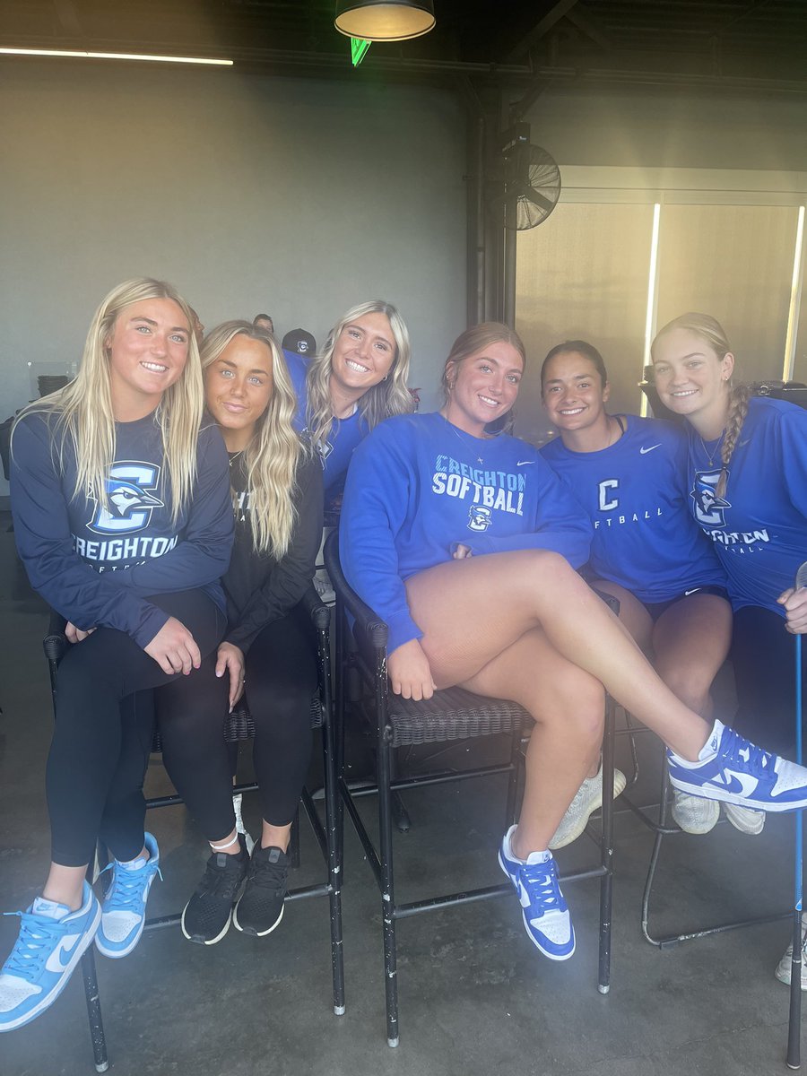 BluejaySoftball's tweet photo. Just out here working on our golf swing ⛳️ 🏌️‍♀️ Had a fun team outing at Top Golf tonight!

#GoJays https://t.co/eTbnwCWQIu