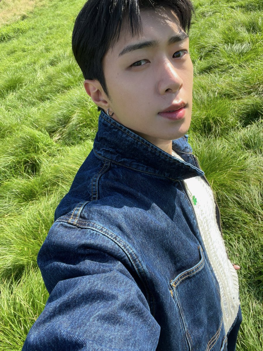 [#와이엇 #WYATT] TODAY IT's PRETTY COLD SO GET SOME JACKET WHEN YOU GO OUTSIDE LOVE Y'all
#ONF #LOVEEFFECT #MV