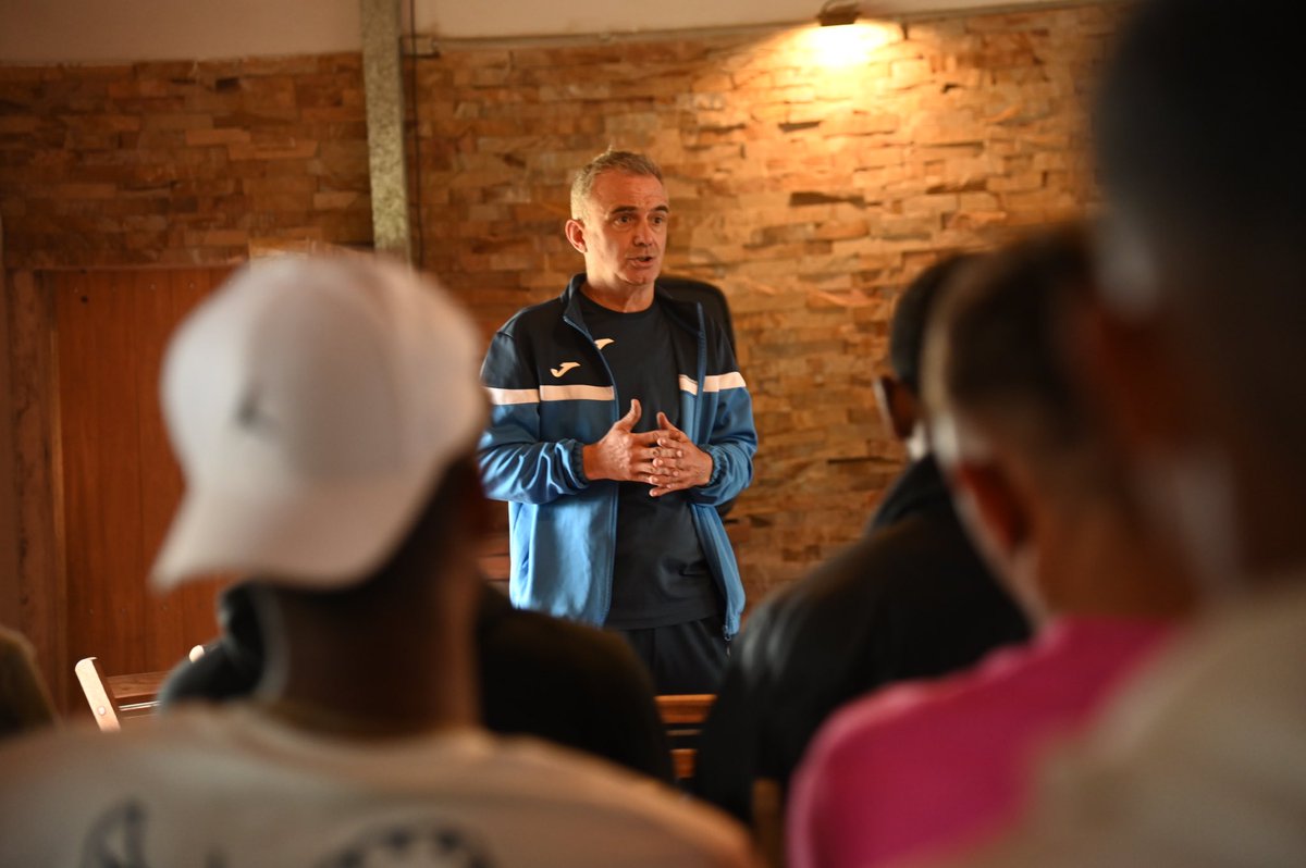 bostonriver's tweet photo. 💚❤️ Charla sobre 𝐀𝐑𝐁𝐈𝐓𝐑𝐀𝐉𝐄 🗣️

Hoy recibimos la visita de Álvaro Sacarello ex árbitro de fútbol internacional e instructor de la escuela de árbitros, quien repasó en conjunto con los jugadores y cuerpo técnico las últimas modificaciones del reglamento de juego. https://t.co/SUmFbH3Ipg