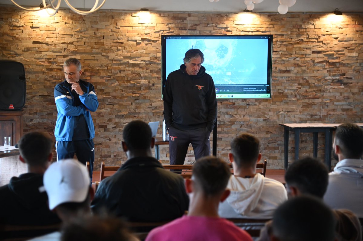 bostonriver's tweet photo. 💚❤️ Charla sobre 𝐀𝐑𝐁𝐈𝐓𝐑𝐀𝐉𝐄 🗣️

Hoy recibimos la visita de Álvaro Sacarello ex árbitro de fútbol internacional e instructor de la escuela de árbitros, quien repasó en conjunto con los jugadores y cuerpo técnico las últimas modificaciones del reglamento de juego. https://t.co/SUmFbH3Ipg