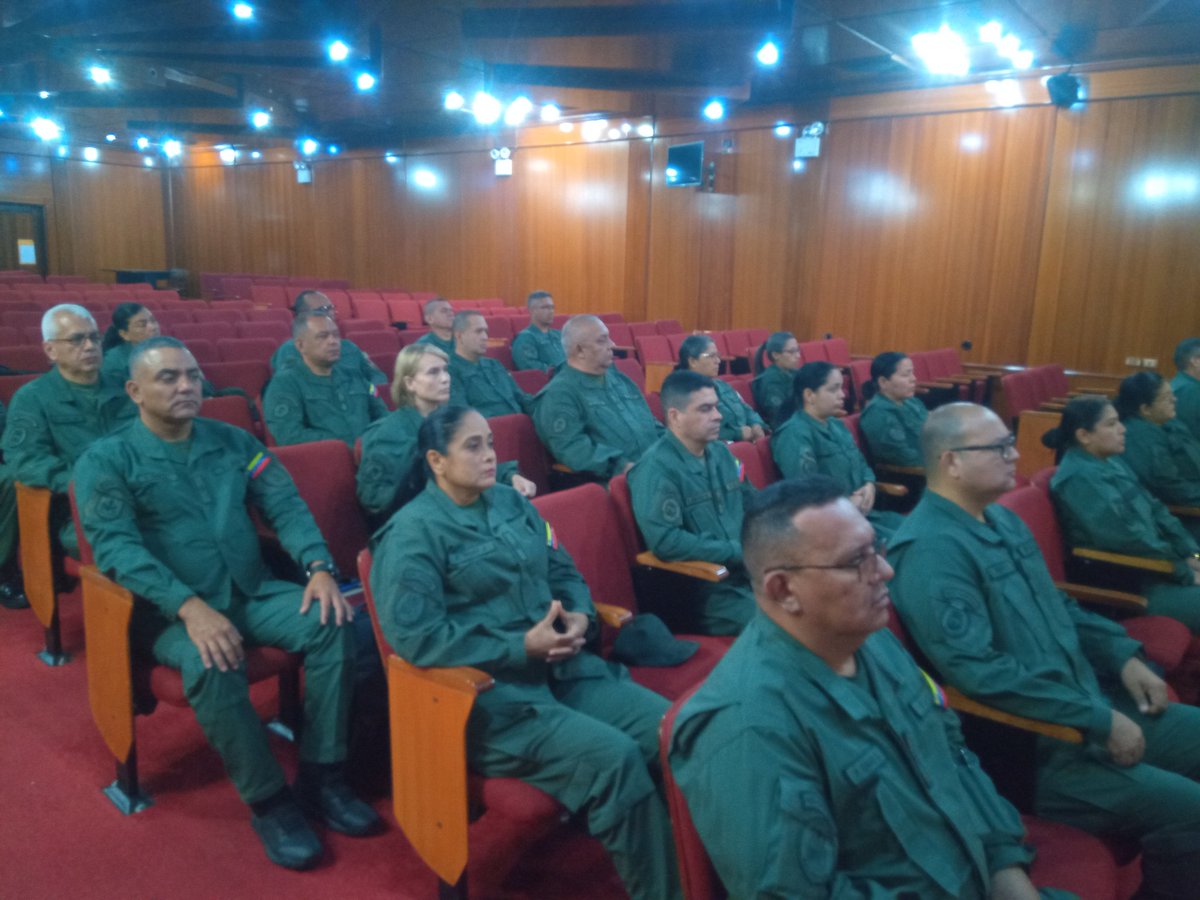 ieseofanb's tweet photo. #04Oct. El GB. Carlos Eduardo Rivero Ramos, Director del IESEOFANB, junto al personal de planta, llevó a cabo el acto de bienvenida al personal de participantes del  Curso de Estado Mayor para Oficiales Asimilados Corte II 2023-2024.
 
¡Moral, Razón y Acción! https://t.co/6wB6cUenum