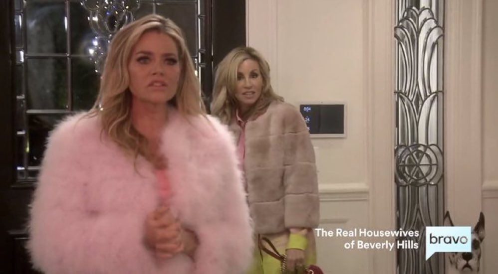 ReginaGenerator's tweet photo. Queste grandissime bastarde che tornano insieme per disintegrare le haters io non me la sento #RHOBH https://t.co/4zlSpvqIL8