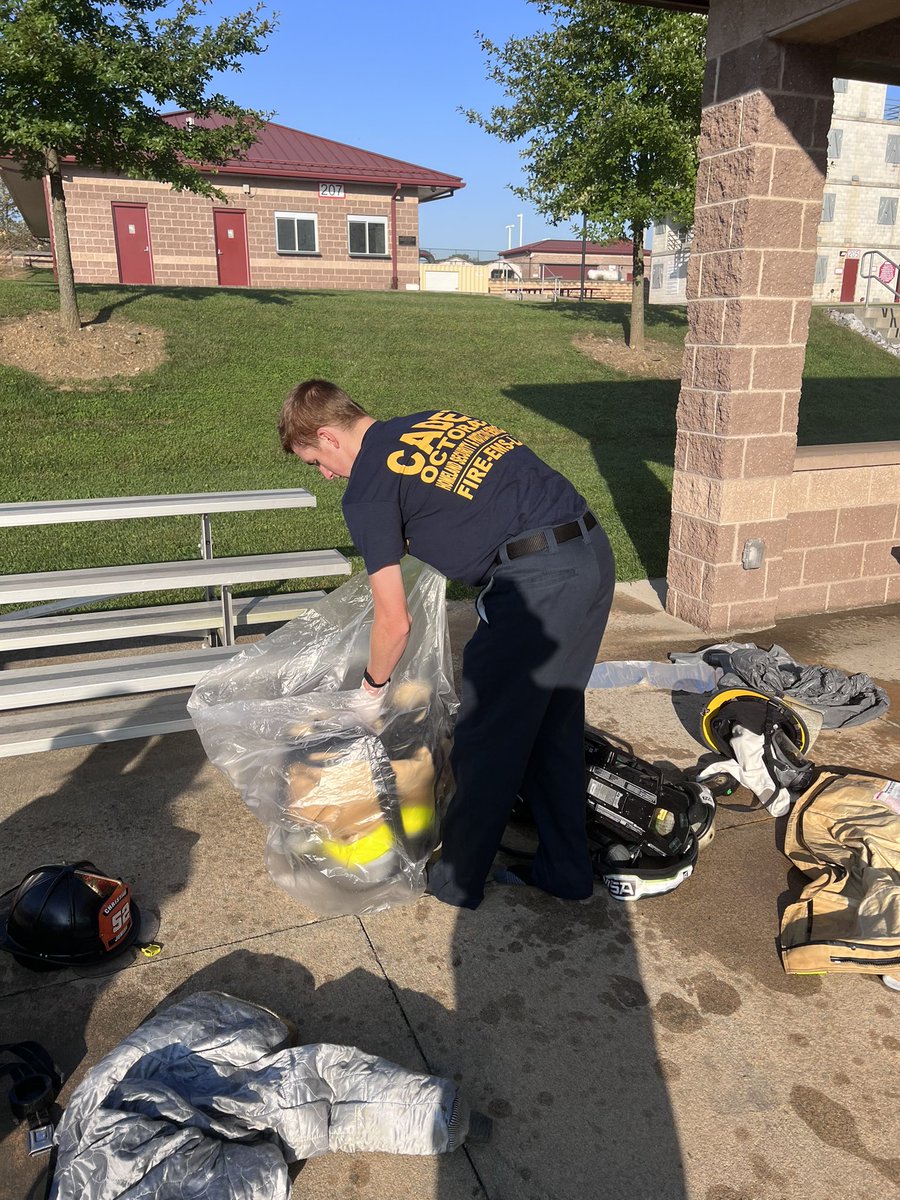 OHSPSA1's tweet image. Taking advantage of warm October weather… haz mat decon made for a damp day. #cte #decon #hazmattraining #firstresponders #cleanppe @oactep @OJSHSLearns
