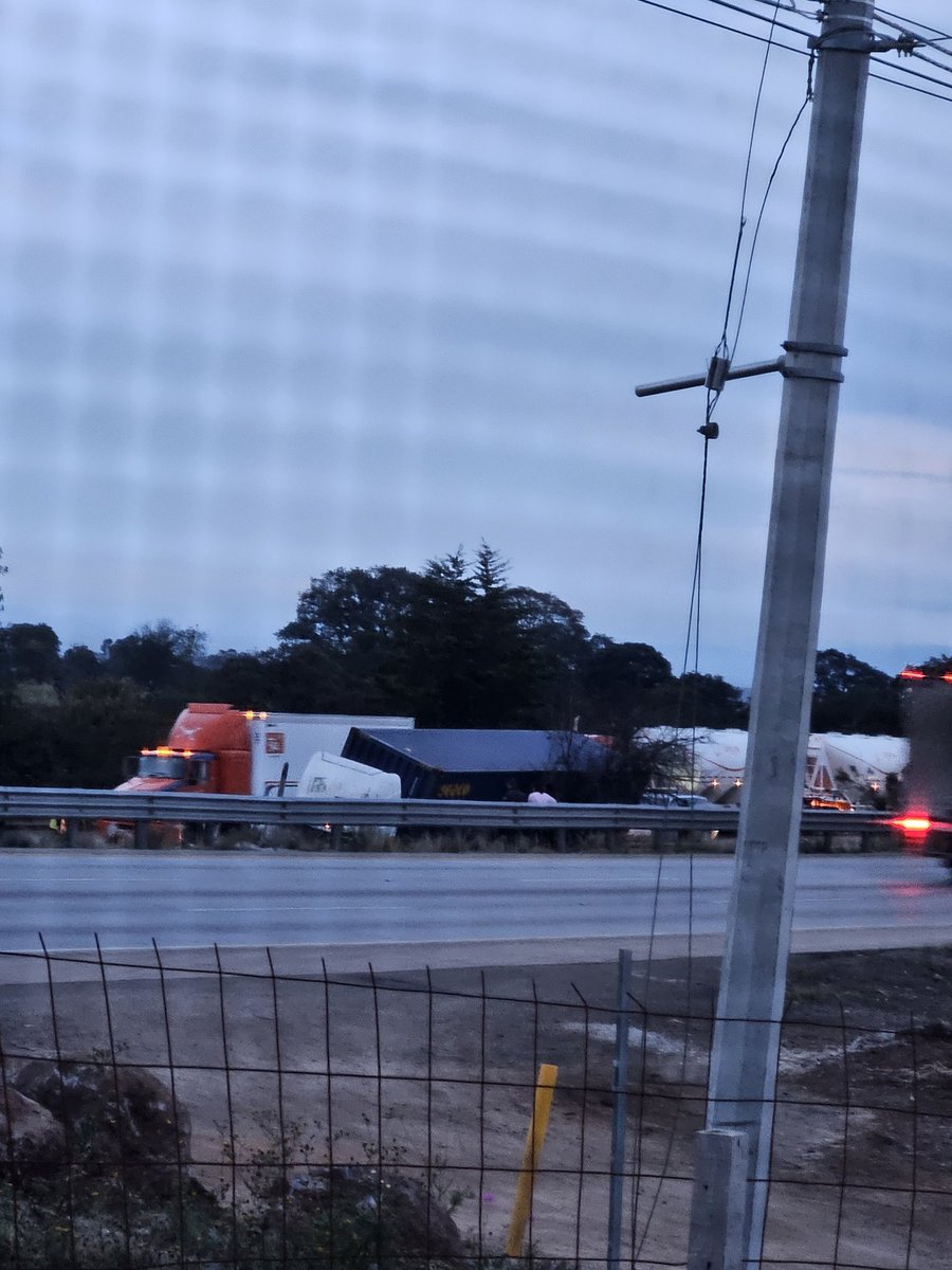 AlvaroITG's tweet photo. Accidente en la autopista #mexicoQueretaro #km91
#Capufe #Guardianacional https://t.co/HwWiQyUx8b