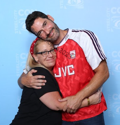 CarolHopke's tweet photo. Final post of the day: Copious amounts of gratitude for one of the kindest humans ~ he goes out of his way to make you feel comfortable, to feel special, to feel seen, to feel heard. Such a pure heart &amp; beautiful soul! Thank you, Tom!❤️

#fandomsolidarityday #TomEllis #BestHugger https://t.co/C9dd40oIpe