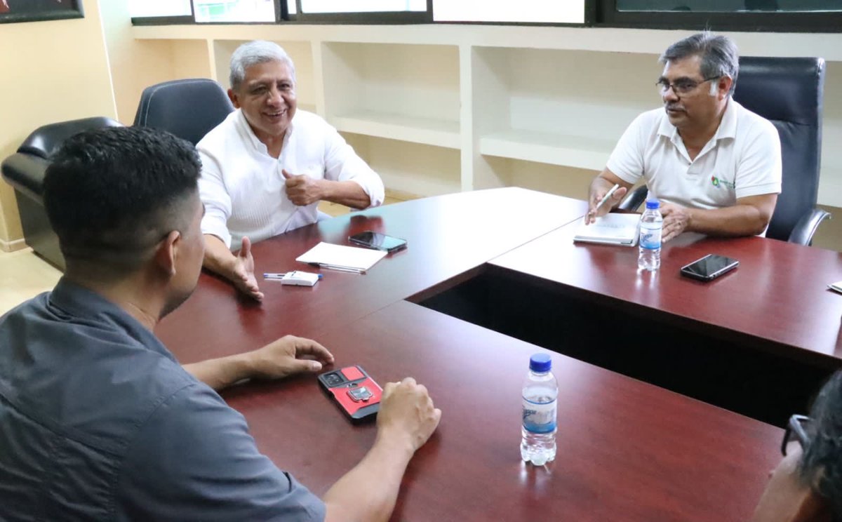 SEFADER_GobOax's tweet photo. Se reúne el secretario @LopezLeyvaV con el presidente de la Asociación de Egresados de Chapingo, Gerardo Ortíz Santiago y demás integrantes de la mesa directiva, para tratar temas de vinculación con la #Sefader. https://t.co/oxwsHQAXDo